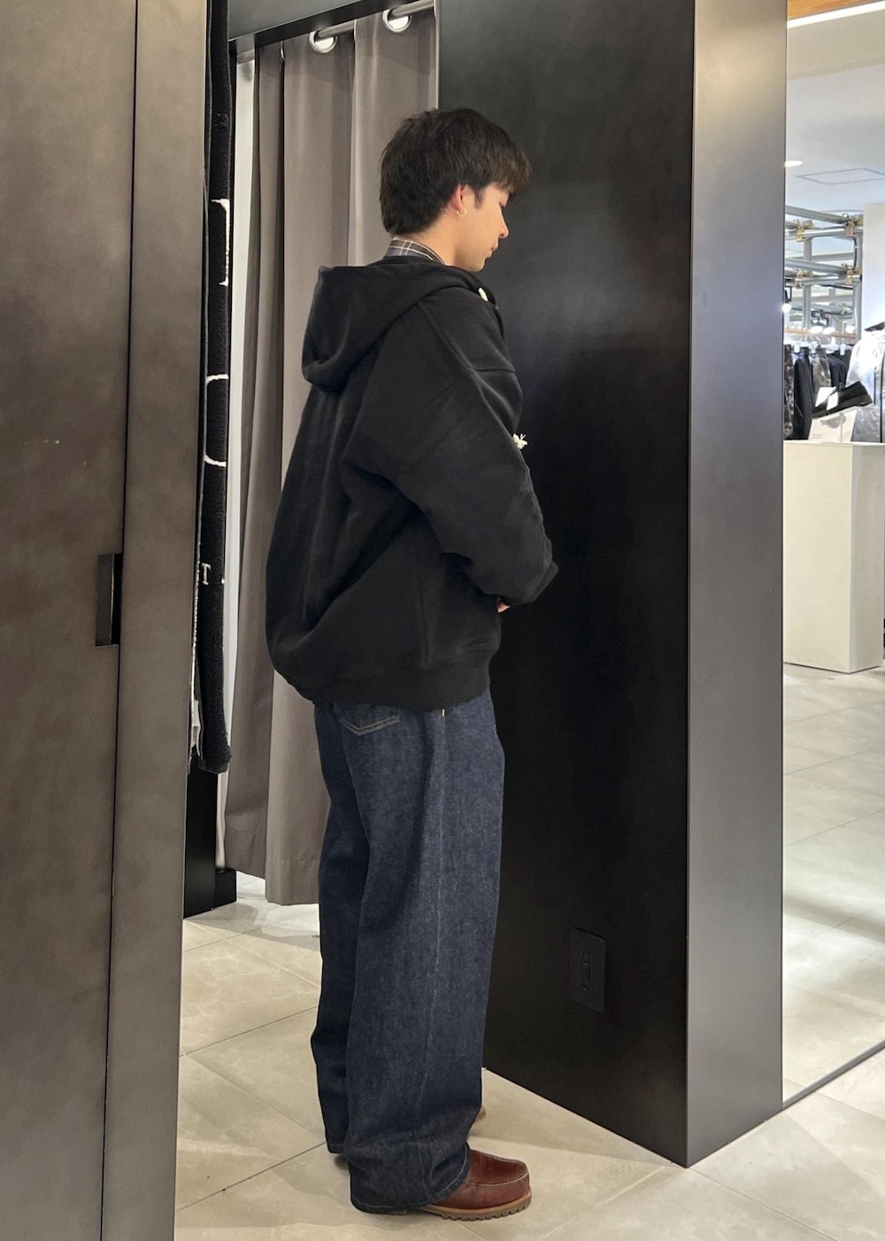 ブルー系のデニムパンツ、ブルー系のシャツ/ブラウス、ブラック系のパーカーを着用したメンズの春コーディネートの4枚目の写真