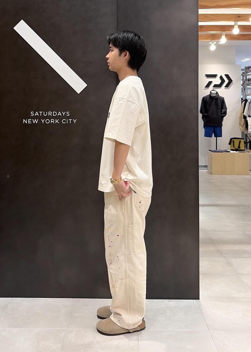 ホワイト系のTシャツ/カットソーを着用したメンズの夏コーディネートの5枚目の写真