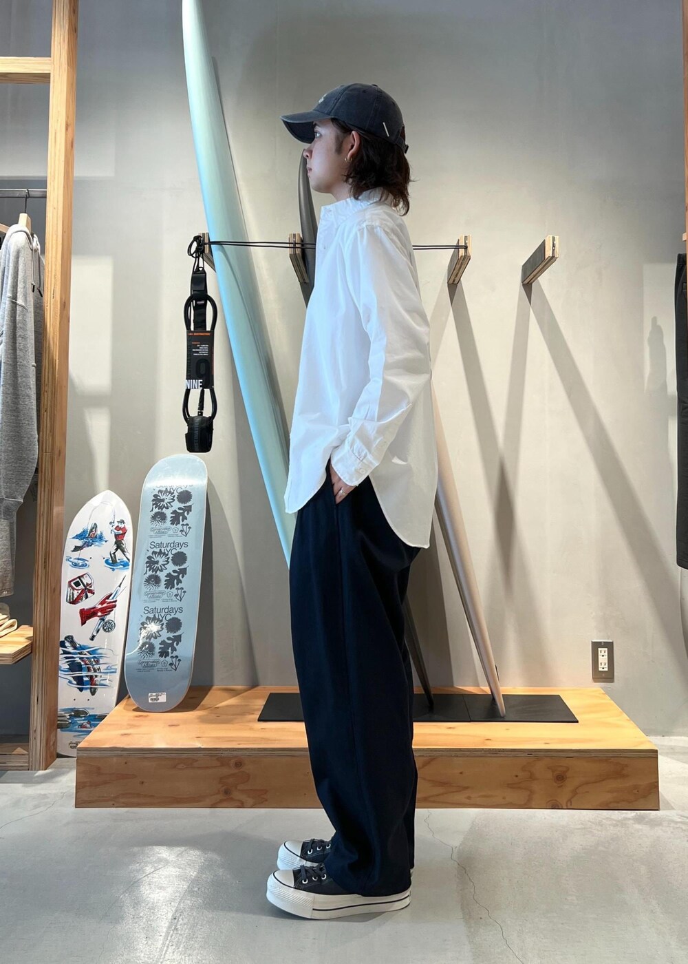 「シャツ、白シャツ、ホワイトシャツ、ワイドパンツ、キャップ、ミラスタ、ミラスタキャップ、京都、Saturdays NYC、初春コーデ、春コーデ、デートコーデ、お出かけコーデ、アウトドアコーデ、カジュアルコーデ」｜「Saturdays NYCのGeorge Twill Wide Pant（その他パンツ、ブルー系）」を使った、kippeiさん（メンズ・170cm）の春コーディネートの5枚目の写真