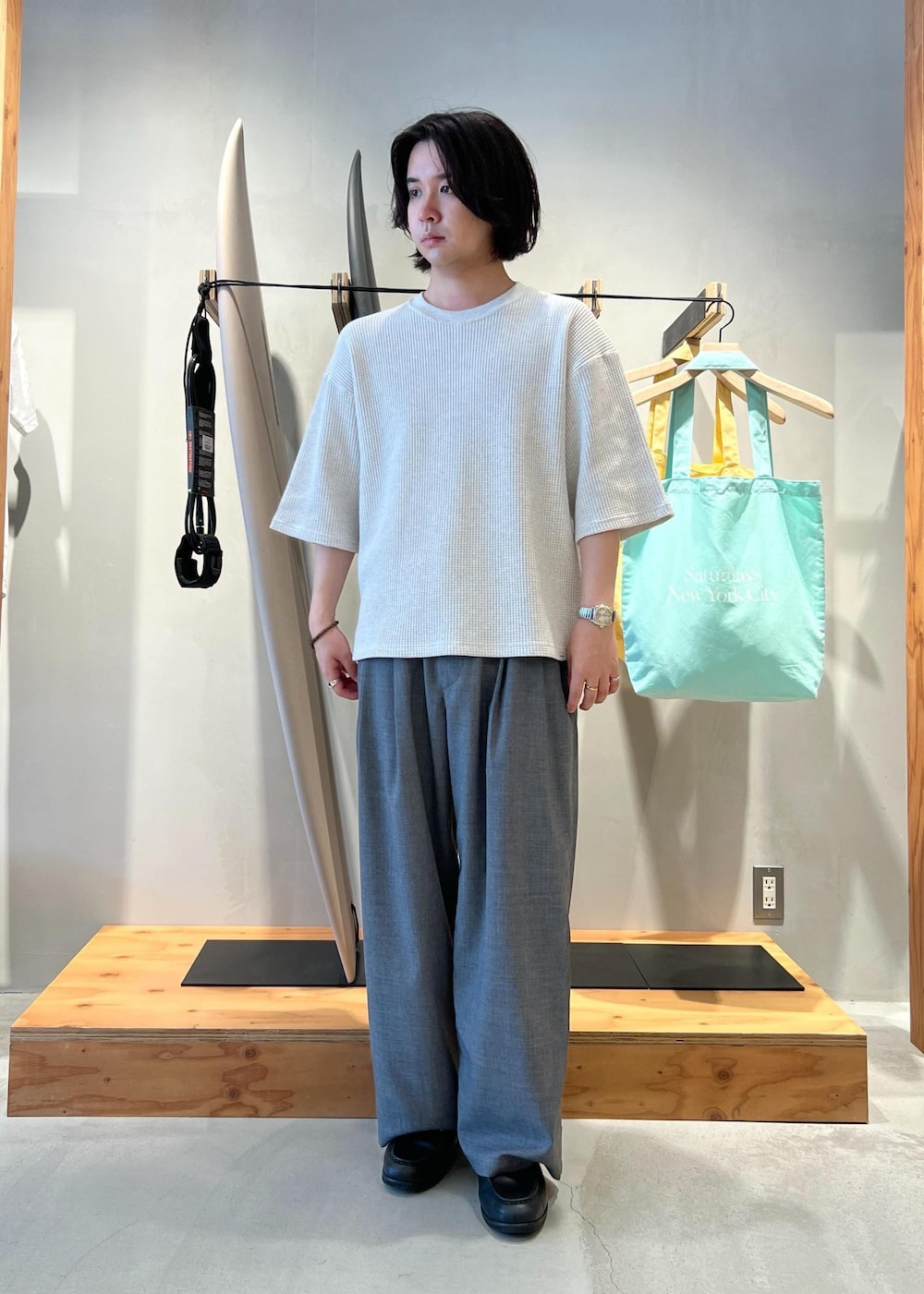 「初春コーデ、春コーデ、初夏コーデ、夏コーデ、デートコーデ、お出かけコーデ、アウトドアコーデ、フェスコーデ、カジュアルコーデ、シンプルコーデ、きれいめコーデ、ベーシック」｜「Saturdays NYCのWaffle 1/2 Sleeve Tee（Tシャツ/カットソー、グレー系）」を使った、kippeiさん（メンズ・170cm）の春コーディネートの2枚目の写真