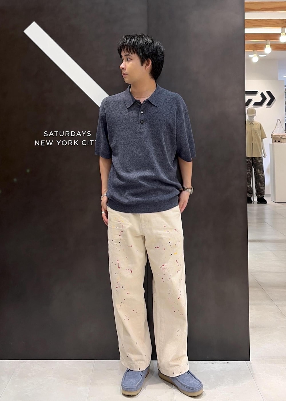 ホワイト系のその他パンツ、ブルー系のポロシャツを着用したメンズの夏コーディネートの2枚目の写真