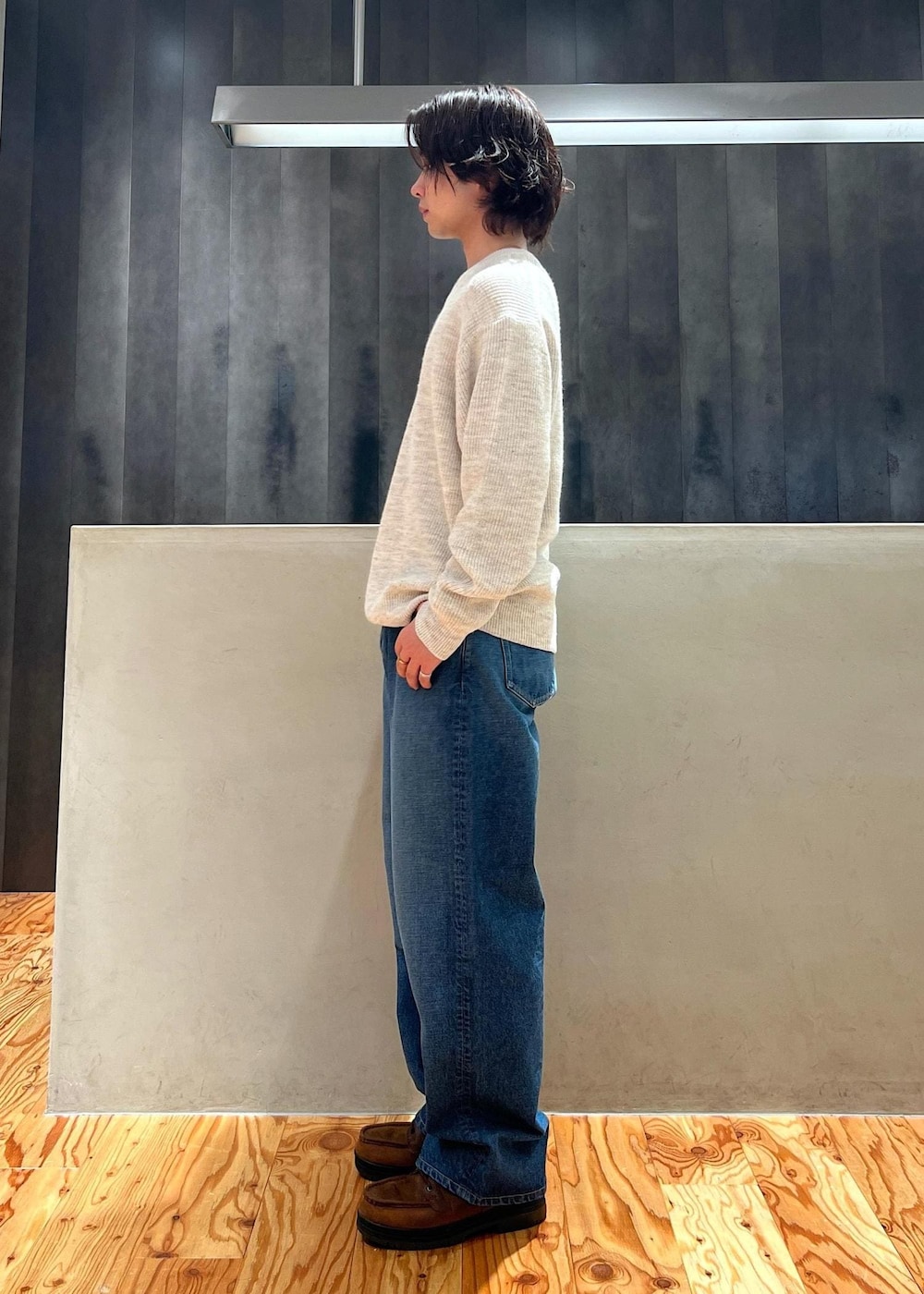 「Ｖネックニット、Ｖネックセーター、ニット、セーター、デニムパンツ、デニム、京都、Saturdays NYC、初春コーデ、春コーデ、アウトドアコーデ、カジュアルコーデ、シンプルコーデ、ベーシック」｜「Saturdays NYCのTakeru Denim Pant（デニムパンツ、ブルー系）」を使った、kippeiさん（メンズ・170cm）の冬コーディネートの3枚目の写真