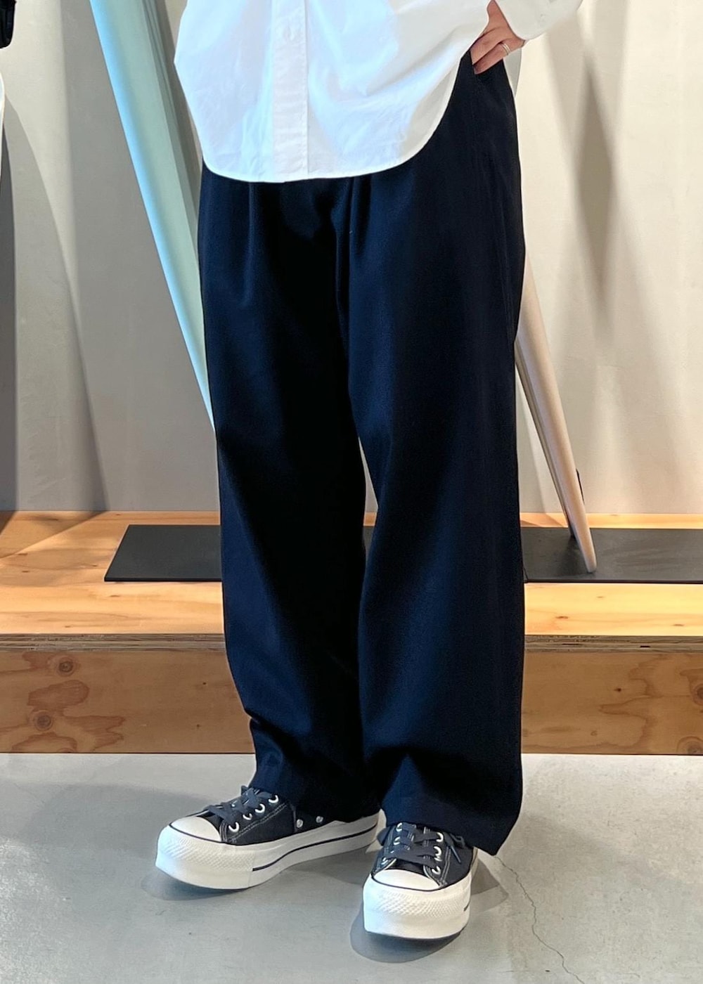 「シャツ、白シャツ、ホワイトシャツ、ワイドパンツ、キャップ、ミラスタ、ミラスタキャップ、京都、Saturdays NYC、初春コーデ、春コーデ、デートコーデ、お出かけコーデ、アウトドアコーデ、カジュアルコーデ」｜「Saturdays NYCのGeorge Twill Wide Pant（その他パンツ、ブルー系）」を使った、kippeiさん（メンズ・170cm）の春コーディネートの9枚目の写真