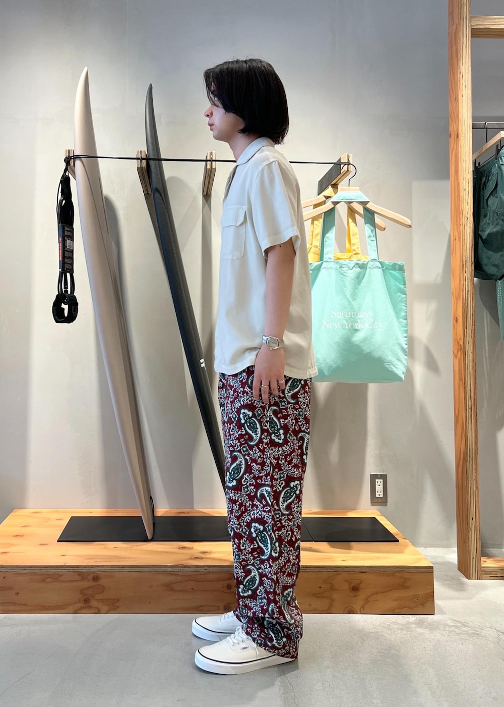 「シャツ、半袖シャツ、開襟シャツ、オープンカラーシャツ、イージーパンツ、リラックスパンツ、ペイズリー、ペイズリーパンツ、京都、Saturdays NYC、初春コーデ、春コーデ、初夏コーデ、夏コーデ、デートコーデ」｜「Saturdays NYCのGibson Pigment Dyed SS Shirt（シャツ/ブラウス、ホワイト系）」を使った、kippeiさん（メンズ・170cm）の春コーディネートの3枚目の写真