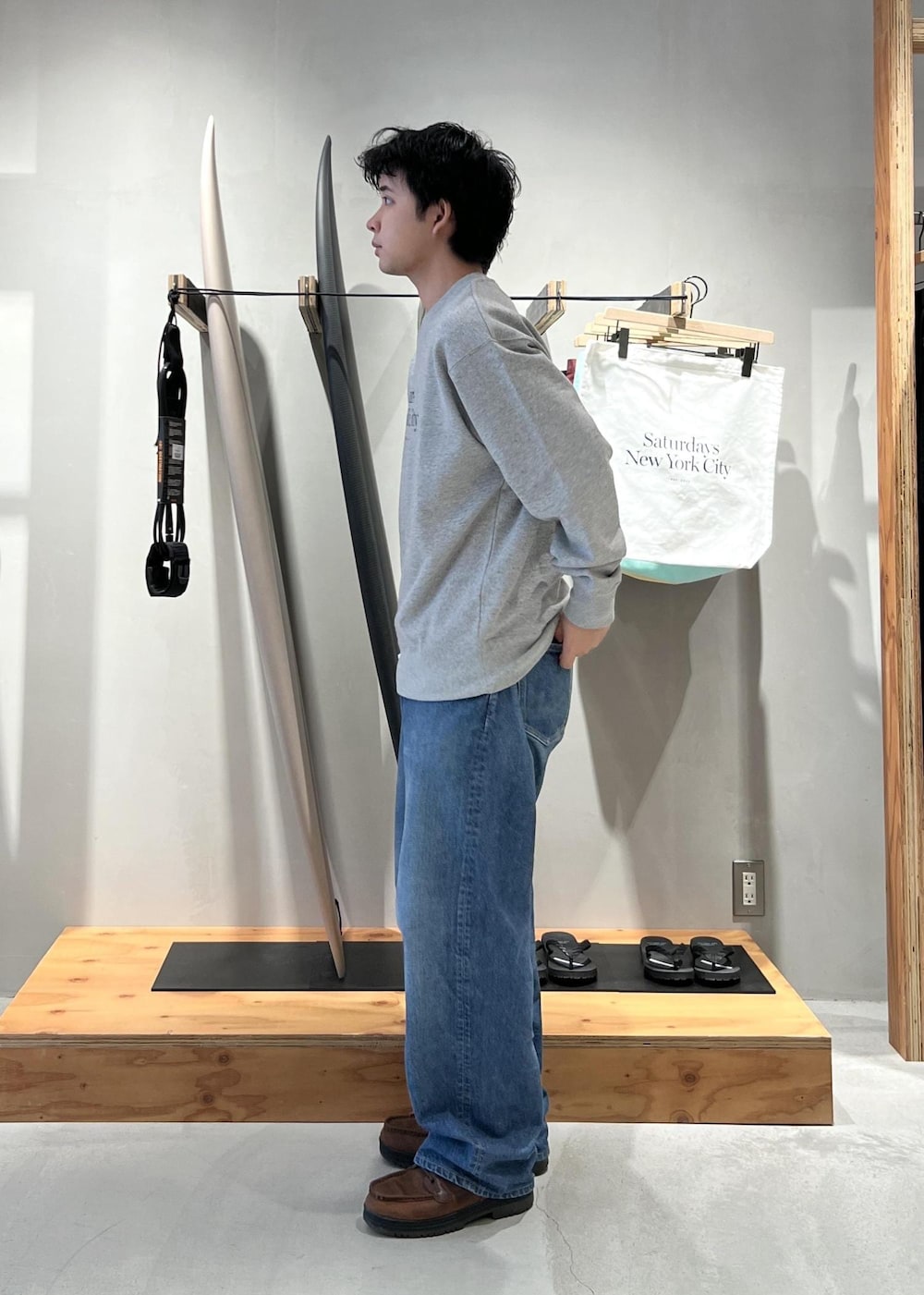 ブルー系のデニムパンツ、グレー系のスウェットを着用したメンズの秋コーディネートの4枚目の写真