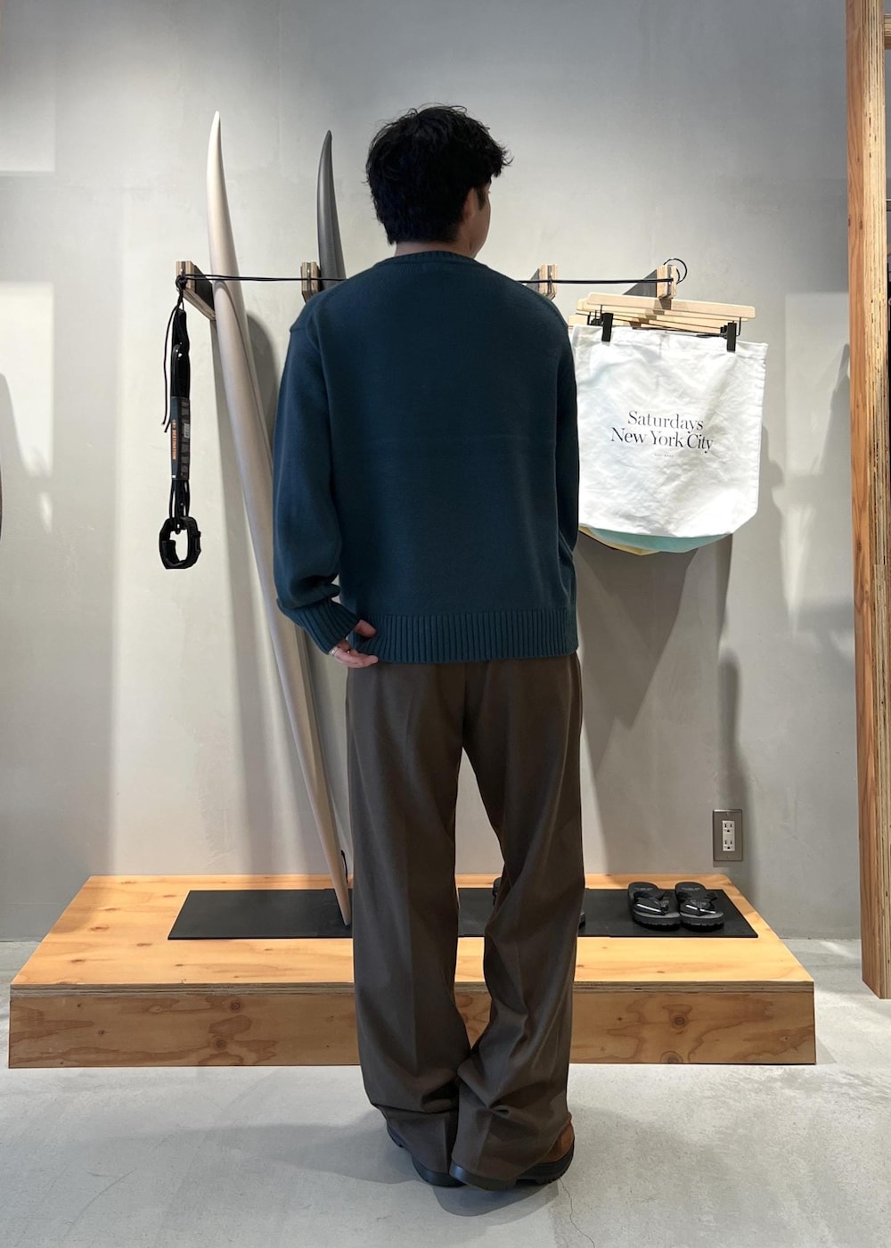 グリーン系のその他パンツ、グリーン系のニット/セーターを着用したメンズの秋コーディネートの7枚目の写真