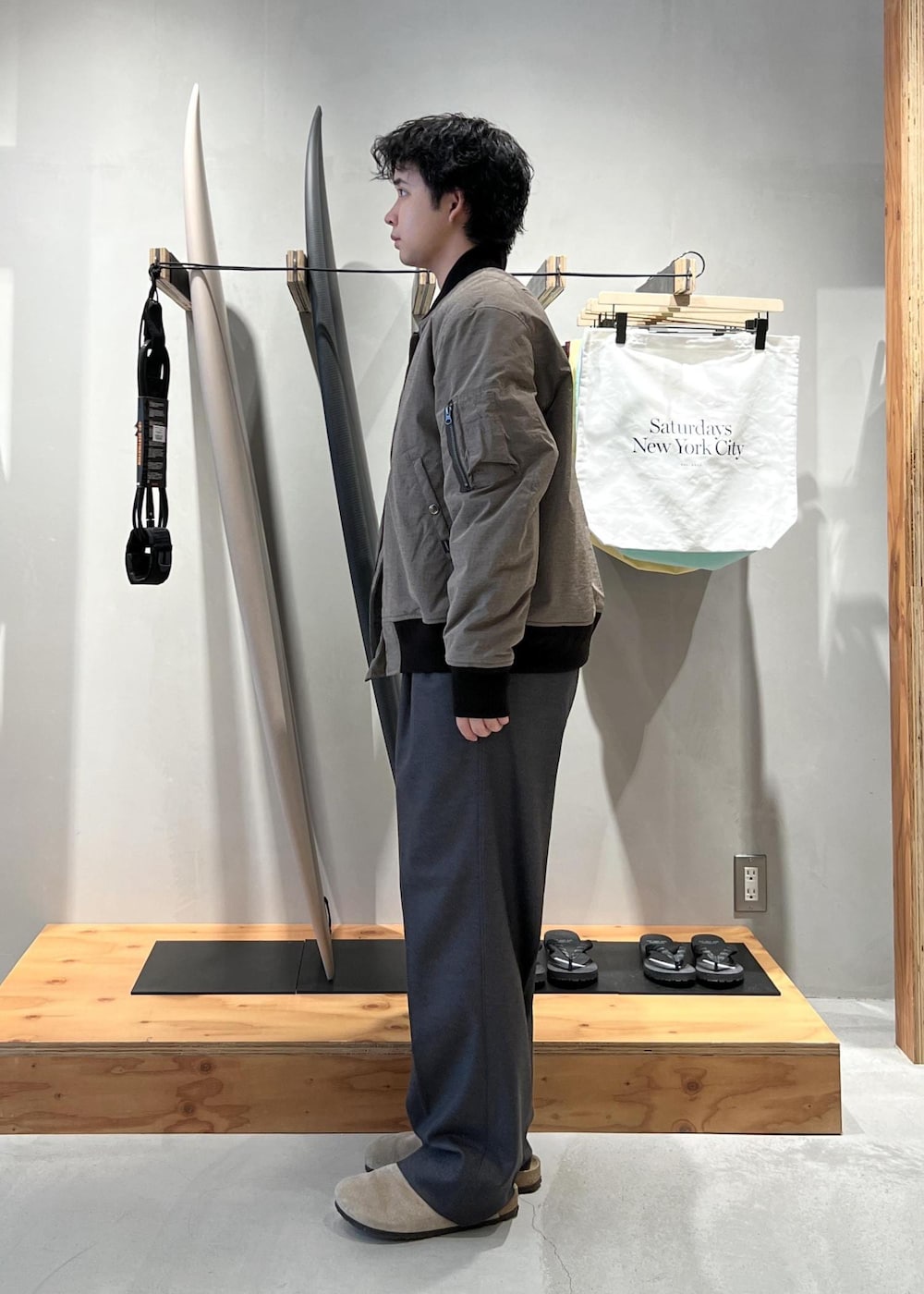 グレー系のその他パンツ、ベージュ系のブルゾンを着用したメンズの秋コーディネートの3枚目の写真