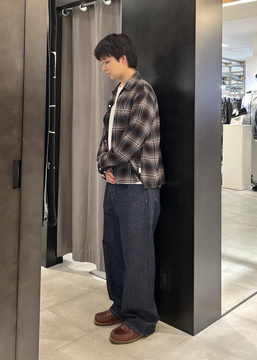 ブルー系のデニムパンツ、ブルー系のシャツ/ブラウスを着用したメンズの春コーディネートの4枚目の写真