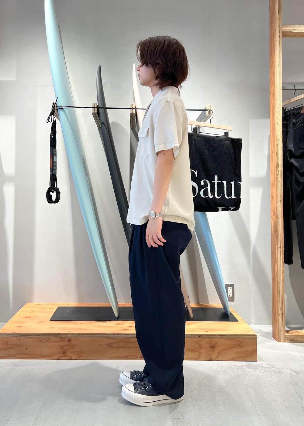「シャツ、オープンカラーシャツ、開襟シャツ、ワイドパンツ、京都、Saturdays NYC、初春コーデ、春コーデ、初夏コーデ、夏コーデ、デートコーデ、お出かけコーデ、アウトドアコーデ、シンプルコーデ、きれいめコーデ」｜「Saturdays NYCのGeorge Twill Wide Pant（その他パンツ、ブルー系）」を使った、kippeiさん（メンズ・170cm）の春コーディネートの6枚目の写真