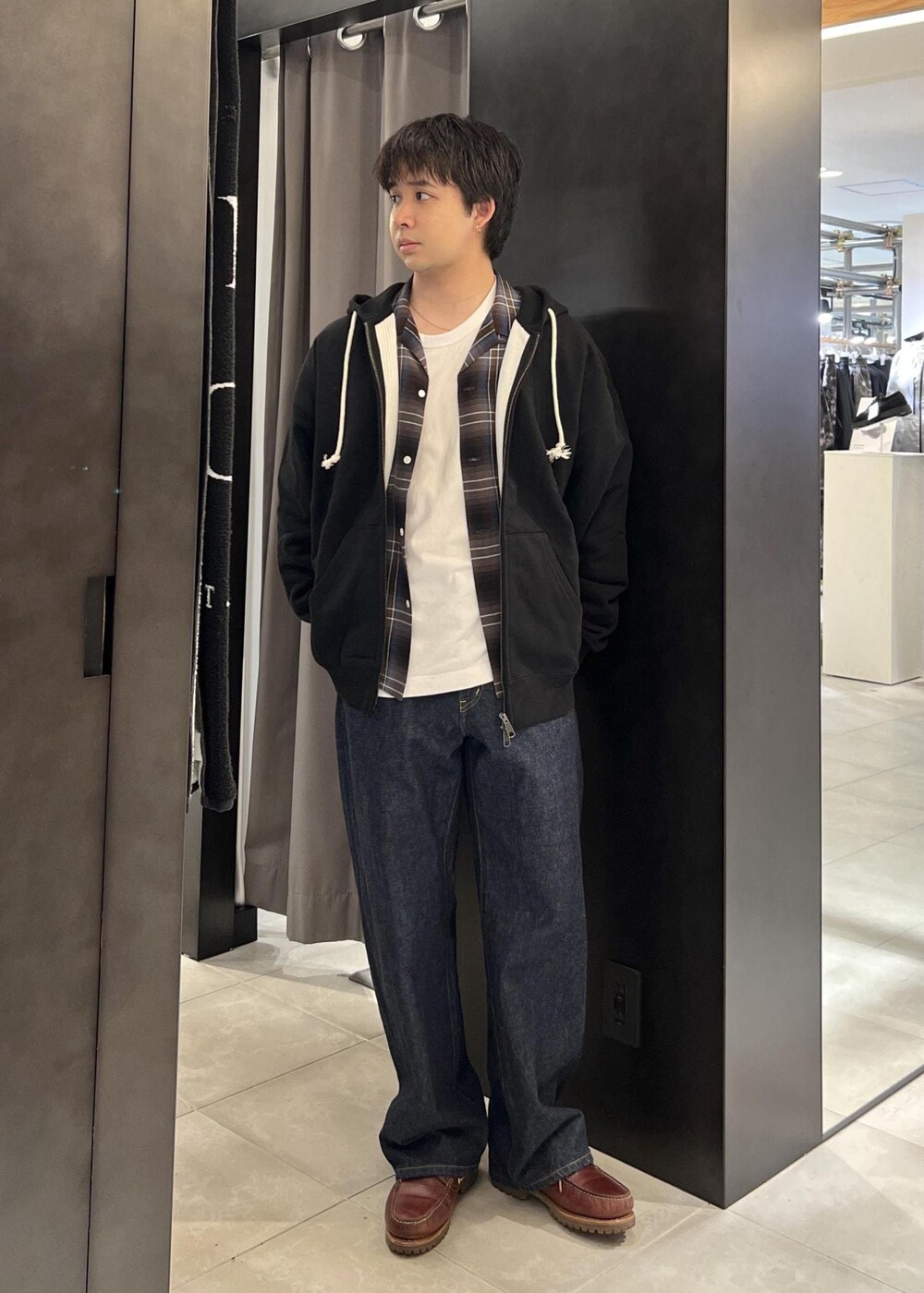 ブルー系のデニムパンツ、ブルー系のシャツ/ブラウス、ブラック系のパーカーを着用したメンズの春コーディネートの2枚目の写真