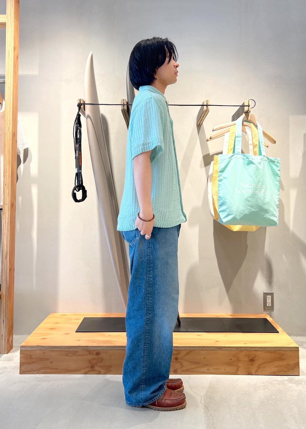 「ニット、ニットポロ、ニットシャツ、デニム、夏、海、川、京都、Saturdays NYC、初春コーデ、春コーデ、初夏コーデ、夏コーデ、デートコーデ、お出かけコーデ」｜「Saturdays NYCのTakeru Denim Pant（デニムパンツ、ブルー系）」を使った、kippeiさん（メンズ・170cm）の春コーディネートの5枚目の写真