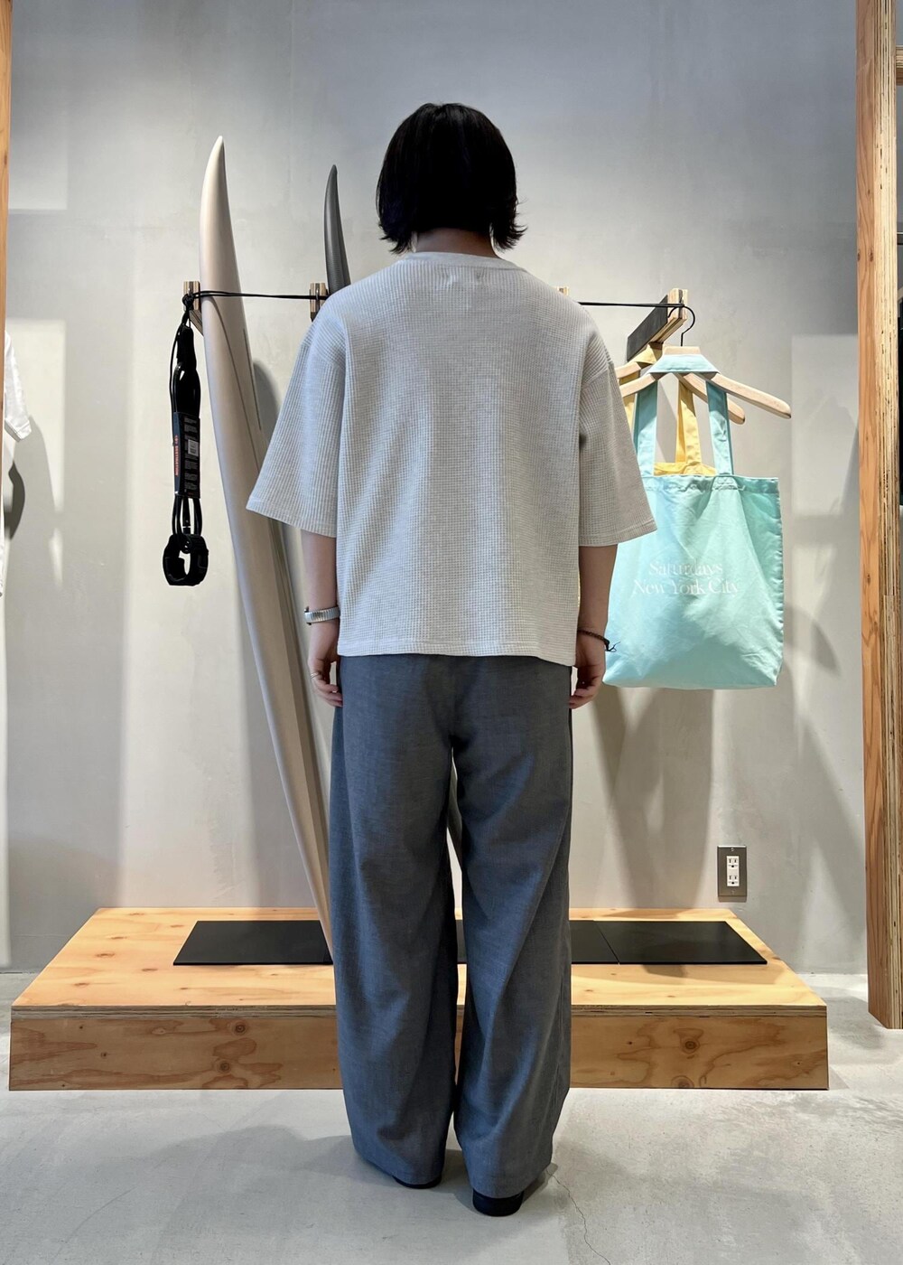 「初春コーデ、春コーデ、初夏コーデ、夏コーデ、デートコーデ、お出かけコーデ、アウトドアコーデ、フェスコーデ、カジュアルコーデ、シンプルコーデ、きれいめコーデ、ベーシック」｜「Saturdays NYCのWaffle 1/2 Sleeve Tee（Tシャツ/カットソー、グレー系）」を使った、kippeiさん（メンズ・170cm）の春コーディネートの6枚目の写真