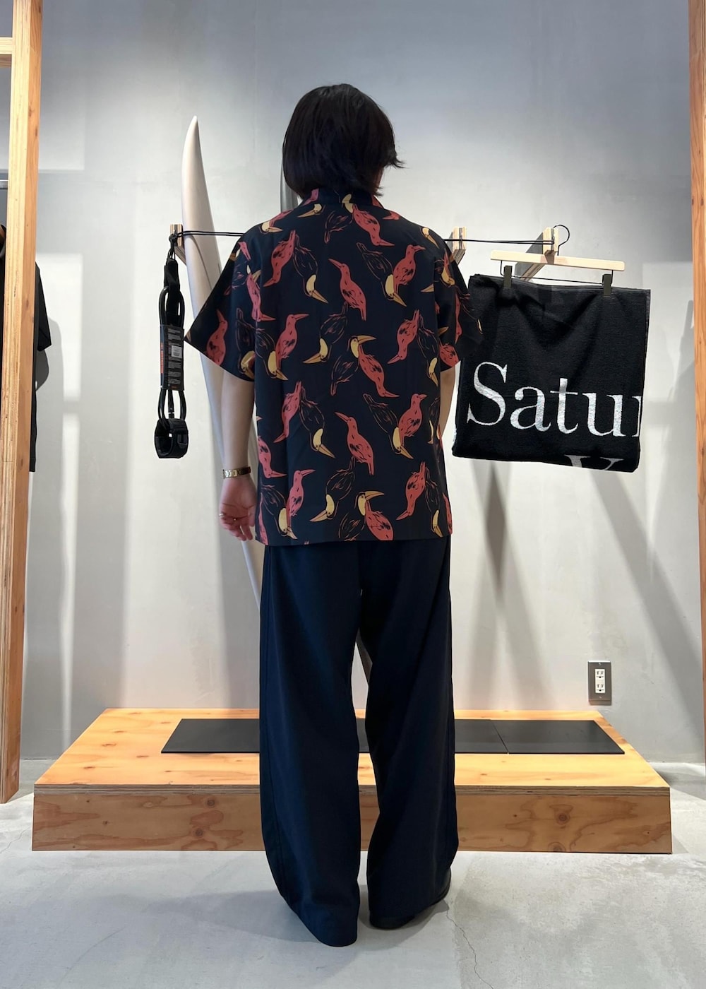 「ayame、コラボ、アイウェア、メガネ、サングラス、シャツ、開襟シャツ、柄シャツ、スラックス、ワイドスラックス、京都、Saturdays NYC、初夏コーデ、夏コーデ、デートコーデ」｜「Saturdays NYCのAyame SNYC Toro（サングラス、ブラック系）」を使った、kippeiさん（メンズ・170cm）の夏コーディネートの6枚目の写真