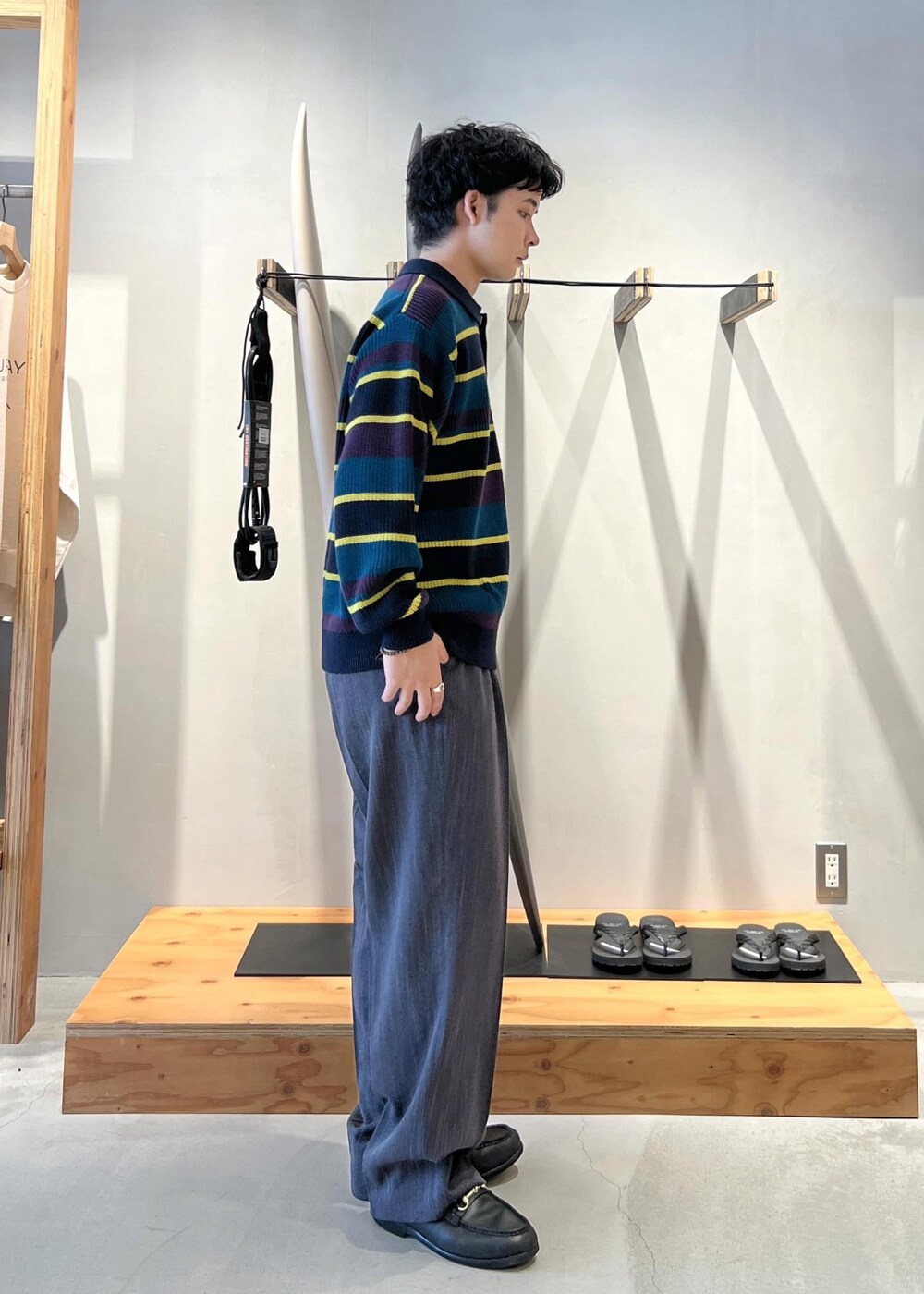 ブルー系のニット/セーター、グレー系のその他パンツを着用したメンズの秋コーディネートの4枚目の写真