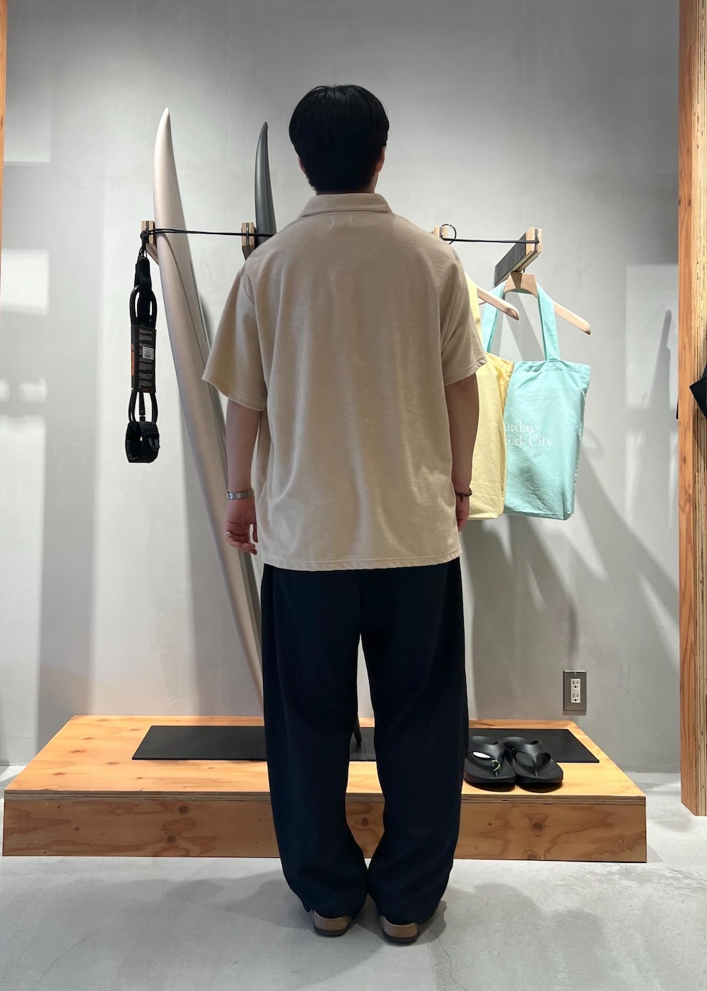 「ポロシャツ、半袖、半袖シャツ、半袖Tシャツ、スラックス、ワイドスラックス、京都、Saturdays NYC、初夏コーデ、夏コーデ、デートコーデ、お出かけコーデ、旅行コーデ、アウトドアコーデ、カジュアルコーデ」｜「Saturdays NYCのJake Pile SS Polo（ポロシャツ、ベージュ系）」を使った、kippeiさん（メンズ・170cm）の夏コーディネートの5枚目の写真