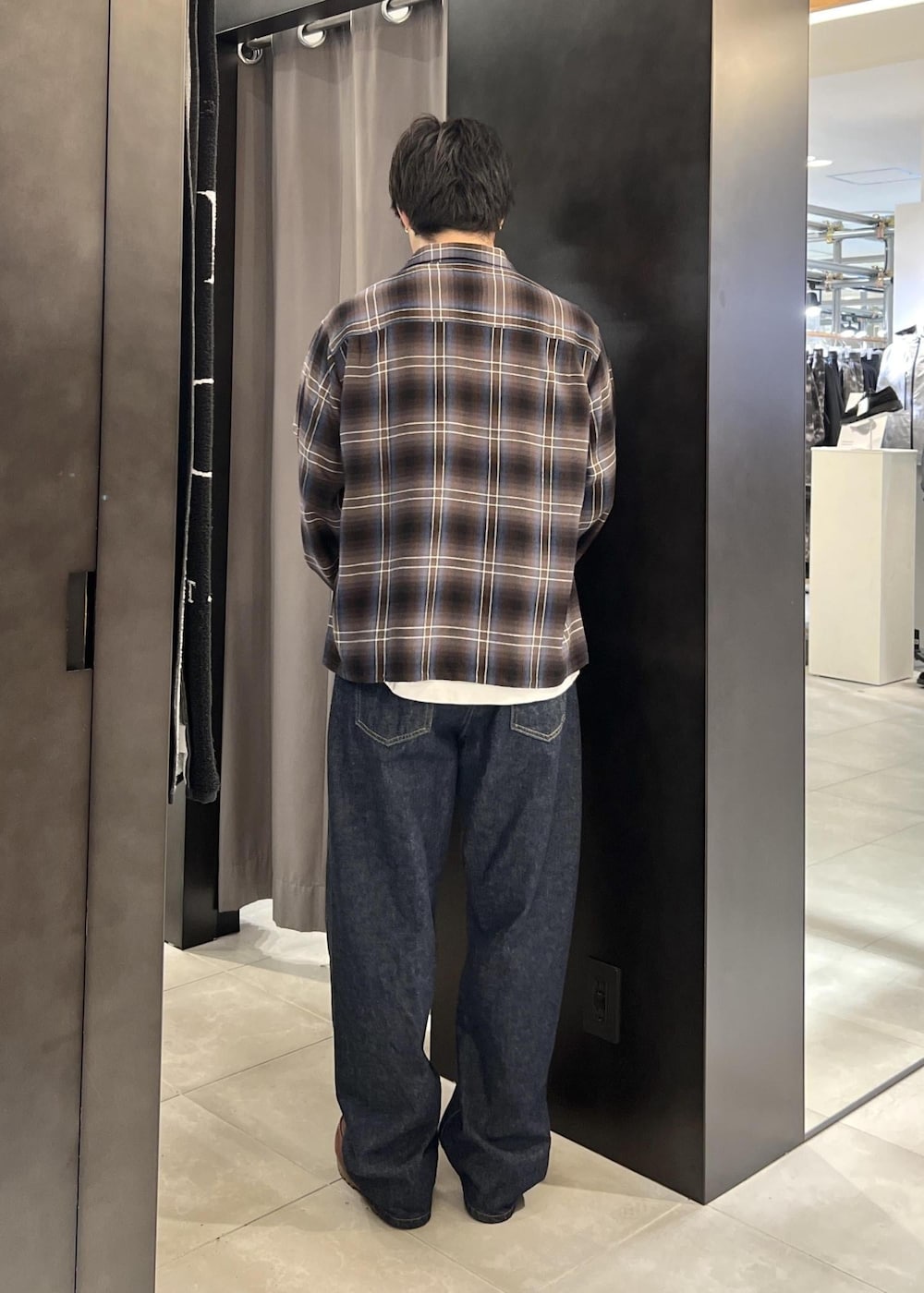 ブルー系のデニムパンツ、ブルー系のシャツ/ブラウスを着用したメンズの春コーディネートの6枚目の写真