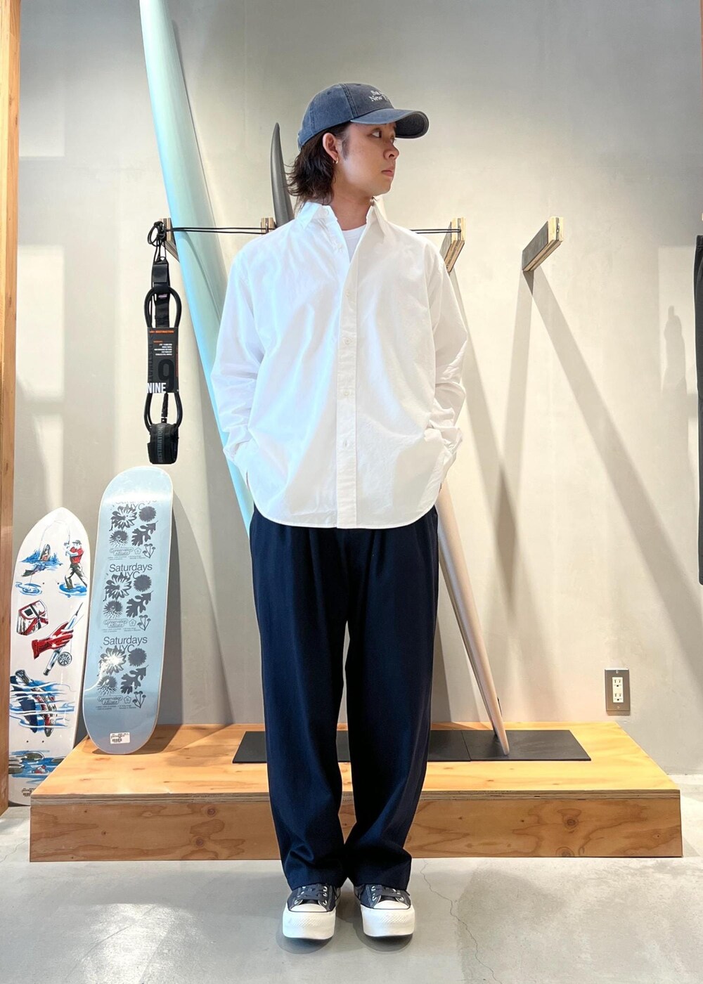 「シャツ、白シャツ、ホワイトシャツ、ワイドパンツ、キャップ、ミラスタ、ミラスタキャップ、京都、Saturdays NYC、初春コーデ、春コーデ、デートコーデ、お出かけコーデ、アウトドアコーデ、カジュアルコーデ」｜「Saturdays NYCのGeorge Twill Wide Pant（その他パンツ、ブルー系）」を使った、kippeiさん（メンズ・170cm）の春コーディネートの3枚目の写真