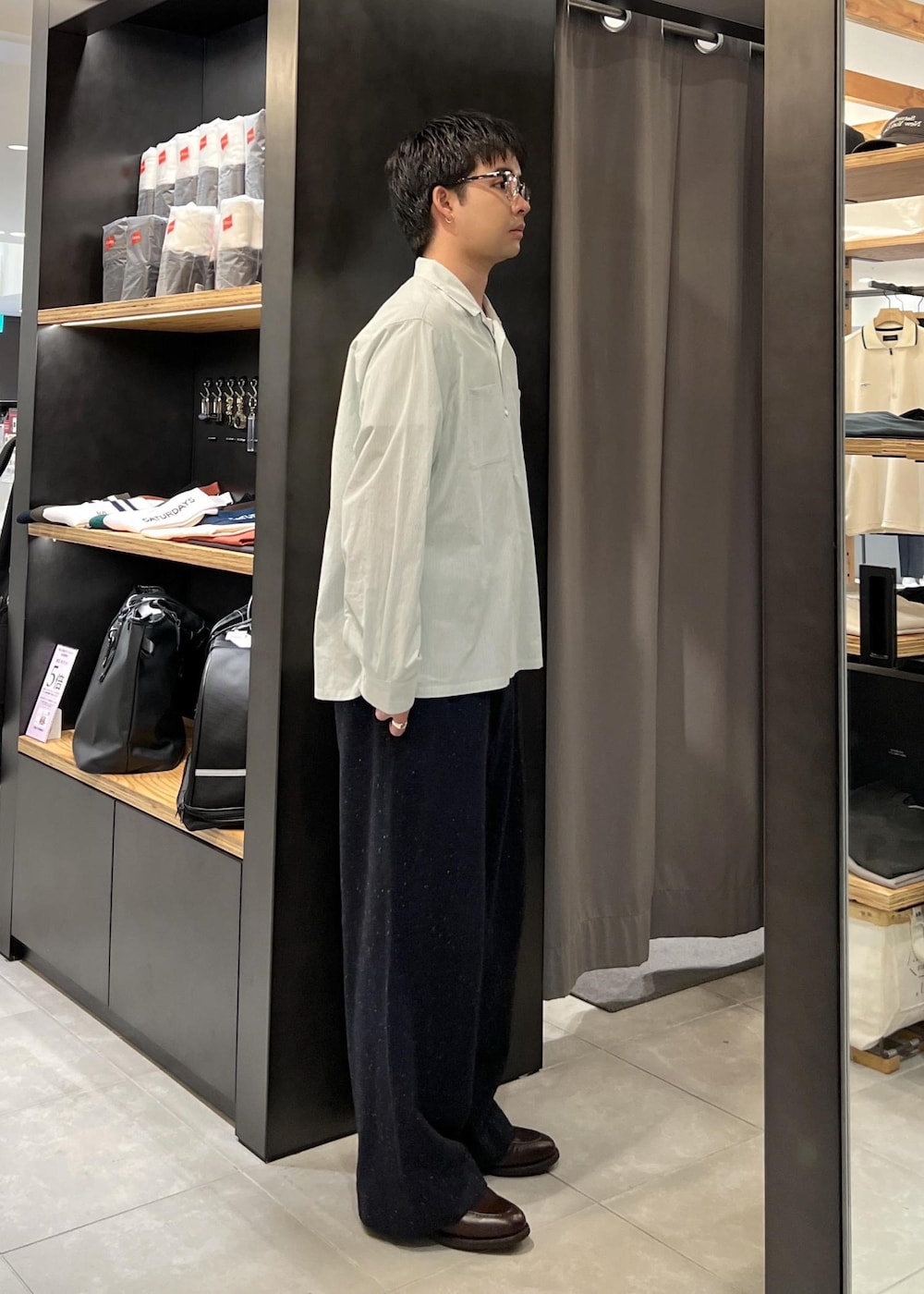 グリーン系のシャツ/ブラウスを着用したメンズの春コーディネートの4枚目の写真