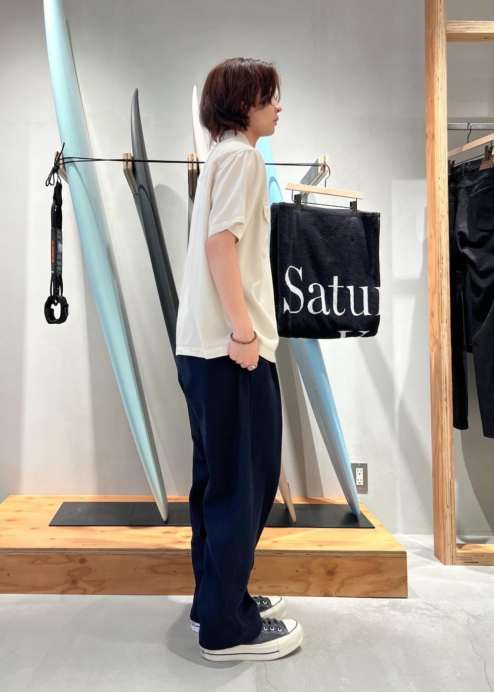 「シャツ、オープンカラーシャツ、開襟シャツ、ワイドパンツ、京都、Saturdays NYC、初春コーデ、春コーデ、初夏コーデ、夏コーデ、デートコーデ、お出かけコーデ、アウトドアコーデ、シンプルコーデ、きれいめコーデ」｜「Saturdays NYCのGeorge Twill Wide Pant（その他パンツ、ブルー系）」を使った、kippeiさん（メンズ・170cm）の春コーディネートの4枚目の写真
