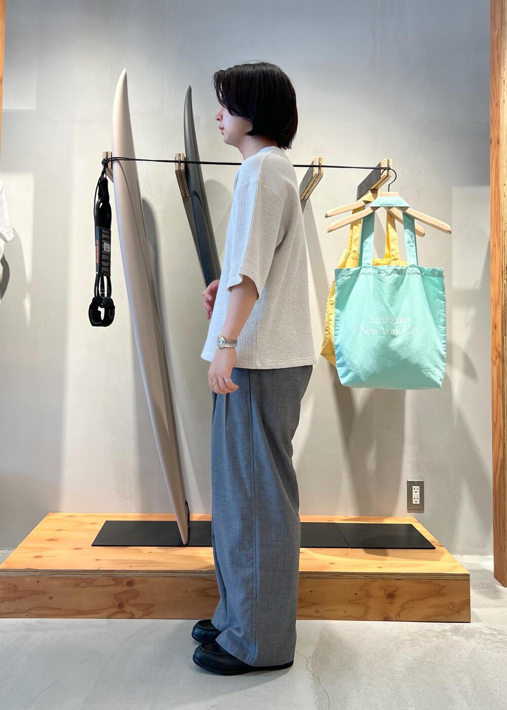 「初春コーデ、春コーデ、初夏コーデ、夏コーデ、デートコーデ、お出かけコーデ、アウトドアコーデ、フェスコーデ、カジュアルコーデ、シンプルコーデ、きれいめコーデ、ベーシック」｜「Saturdays NYCのWaffle 1/2 Sleeve Tee（Tシャツ/カットソー、グレー系）」を使った、kippeiさん（メンズ・170cm）の春コーディネートの3枚目の写真