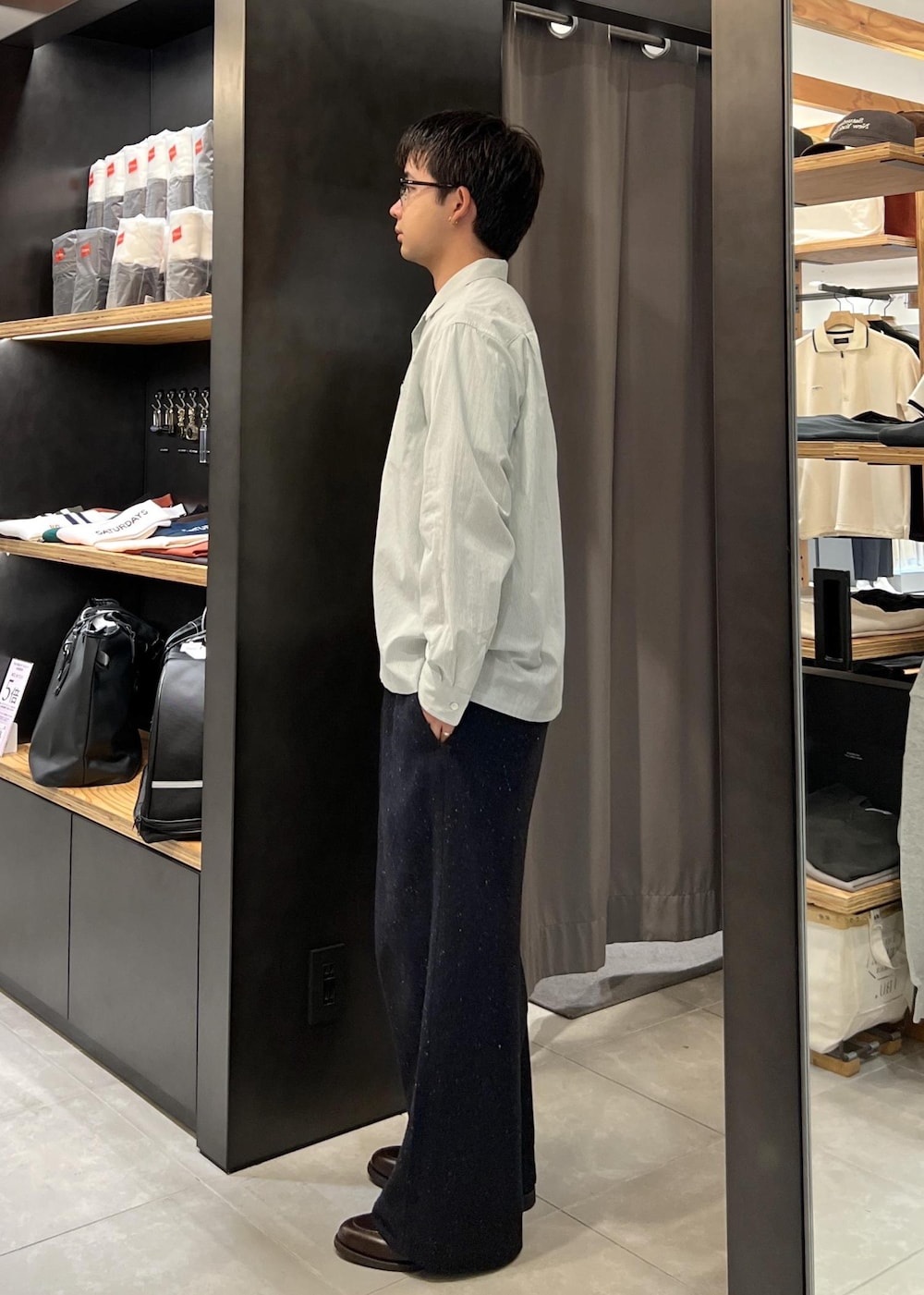 グリーン系のシャツ/ブラウスを着用したメンズの春コーディネートの5枚目の写真