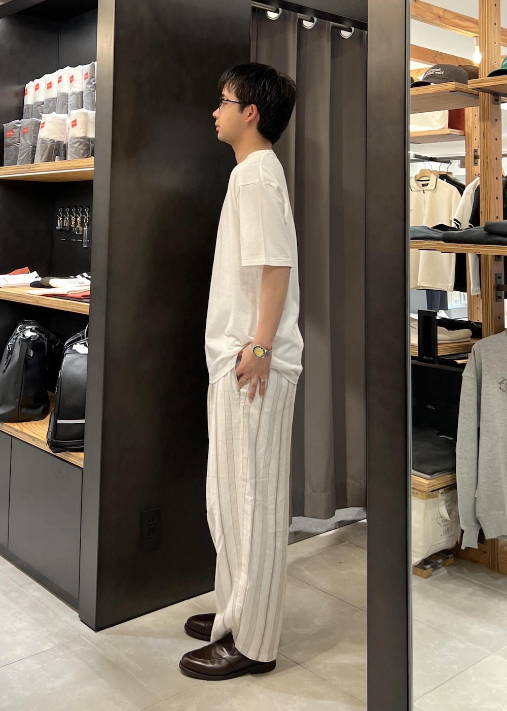 ホワイト系のTシャツ/カットソーを着用したメンズの春コーディネートの6枚目の写真