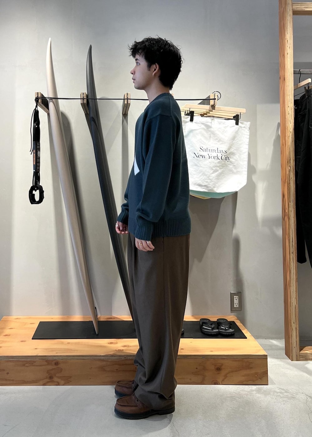 グリーン系のその他パンツ、グリーン系のニット/セーターを着用したメンズの秋コーディネートの5枚目の写真