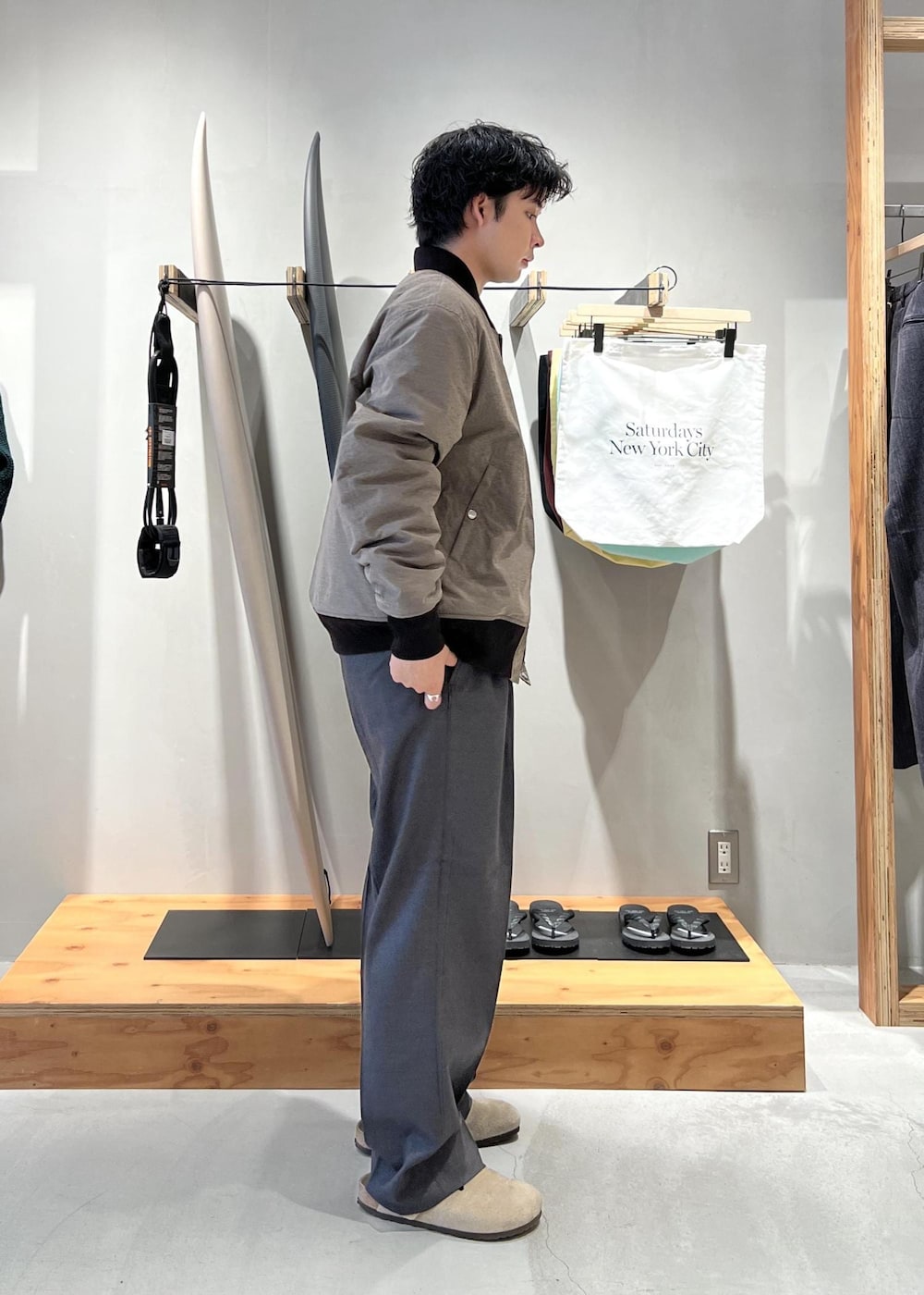 グレー系のその他パンツ、ベージュ系のブルゾンを着用したメンズの秋コーディネートの5枚目の写真