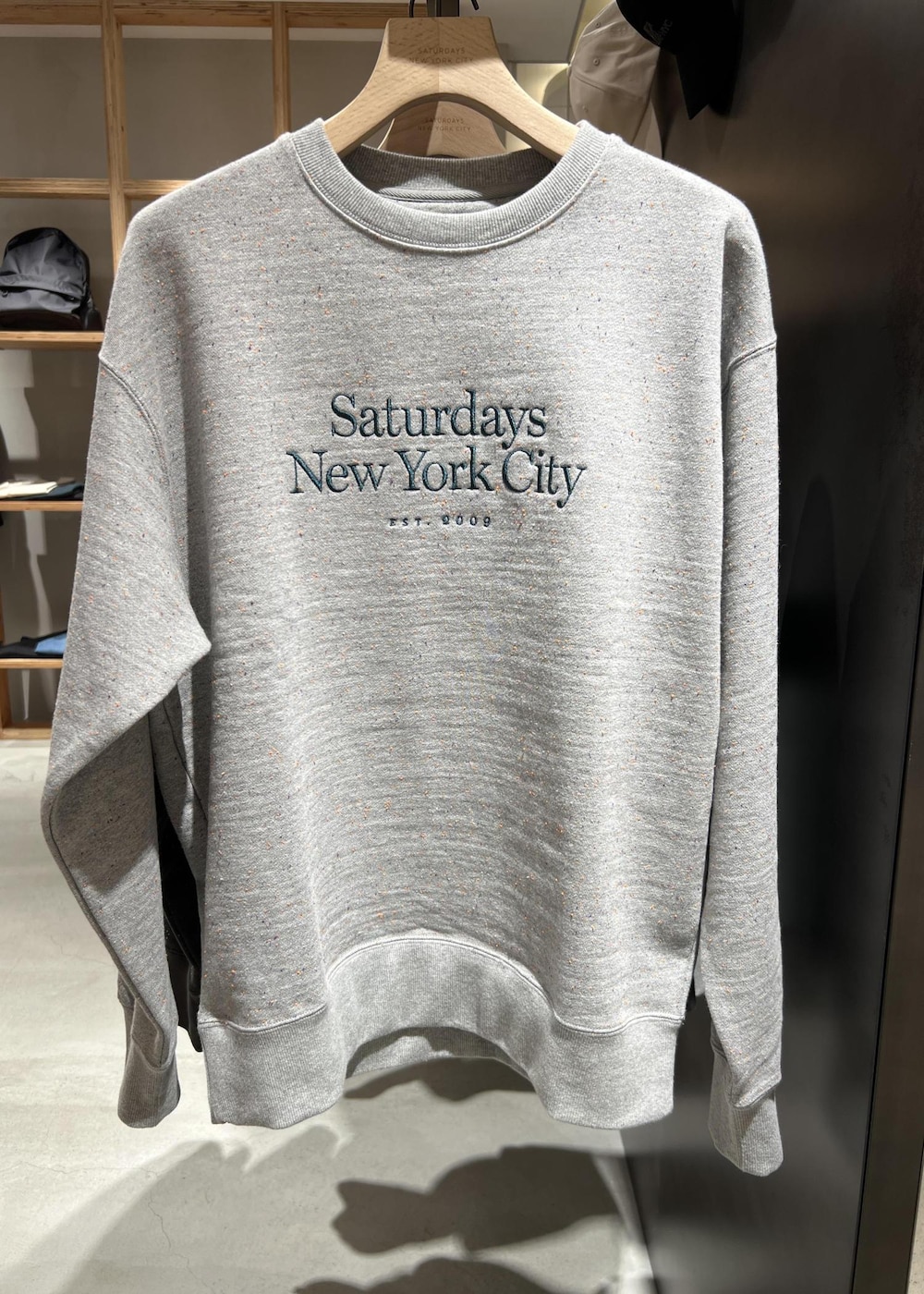 ブルー系のデニムパンツ、グレー系のスウェットを着用したメンズの秋コーディネートの8枚目の写真