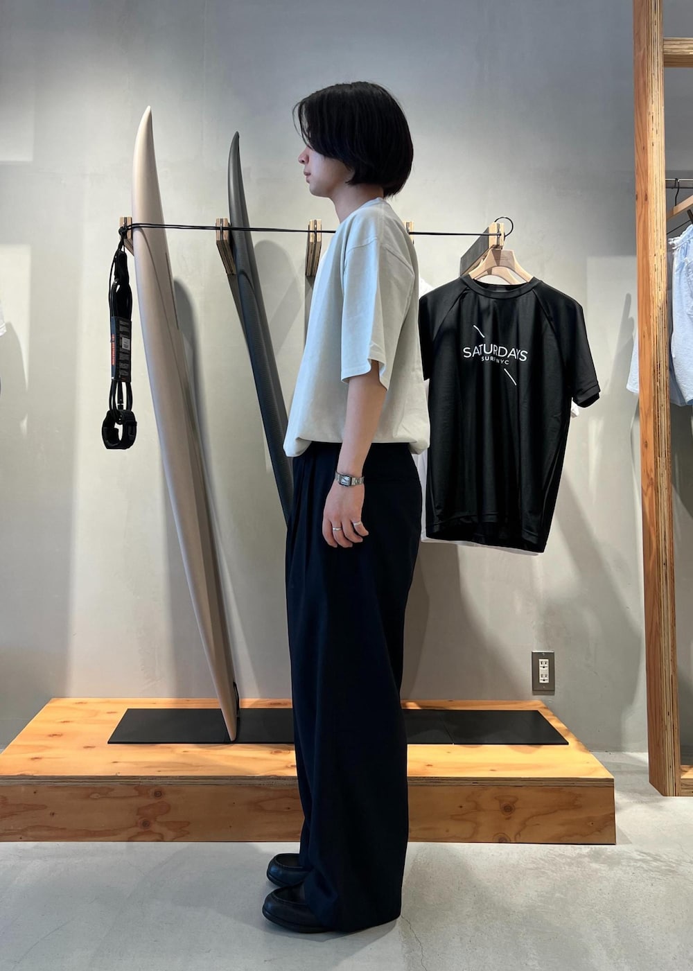 「Tシャツ、ピグメント、ピグメント加工、ピグメントTシャツ、スラックス、ワイドスラックス、京都、Saturdays NYC、春コーデ、初夏コーデ、夏コーデ、デートコーデ、お出かけコーデ、旅行コーデ、アウトドアコーデ」｜「Saturdays NYCのSlash Pigment Relax SS Tee（Tシャツ/カットソー、ホワイト系）」を使った、kippeiさん（メンズ・170cm）の夏コーディネートの4枚目の写真