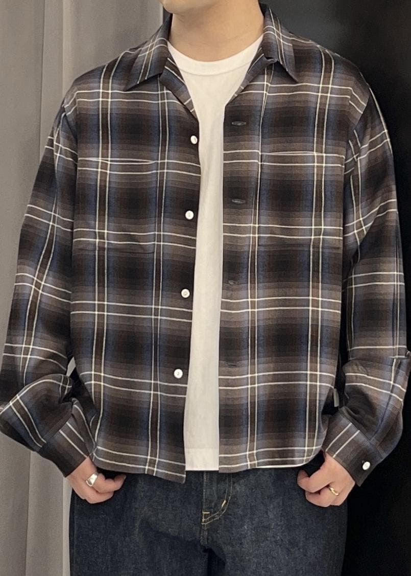 ブルー系のデニムパンツ、ブルー系のシャツ/ブラウスを着用したメンズの春コーディネートの8枚目の写真