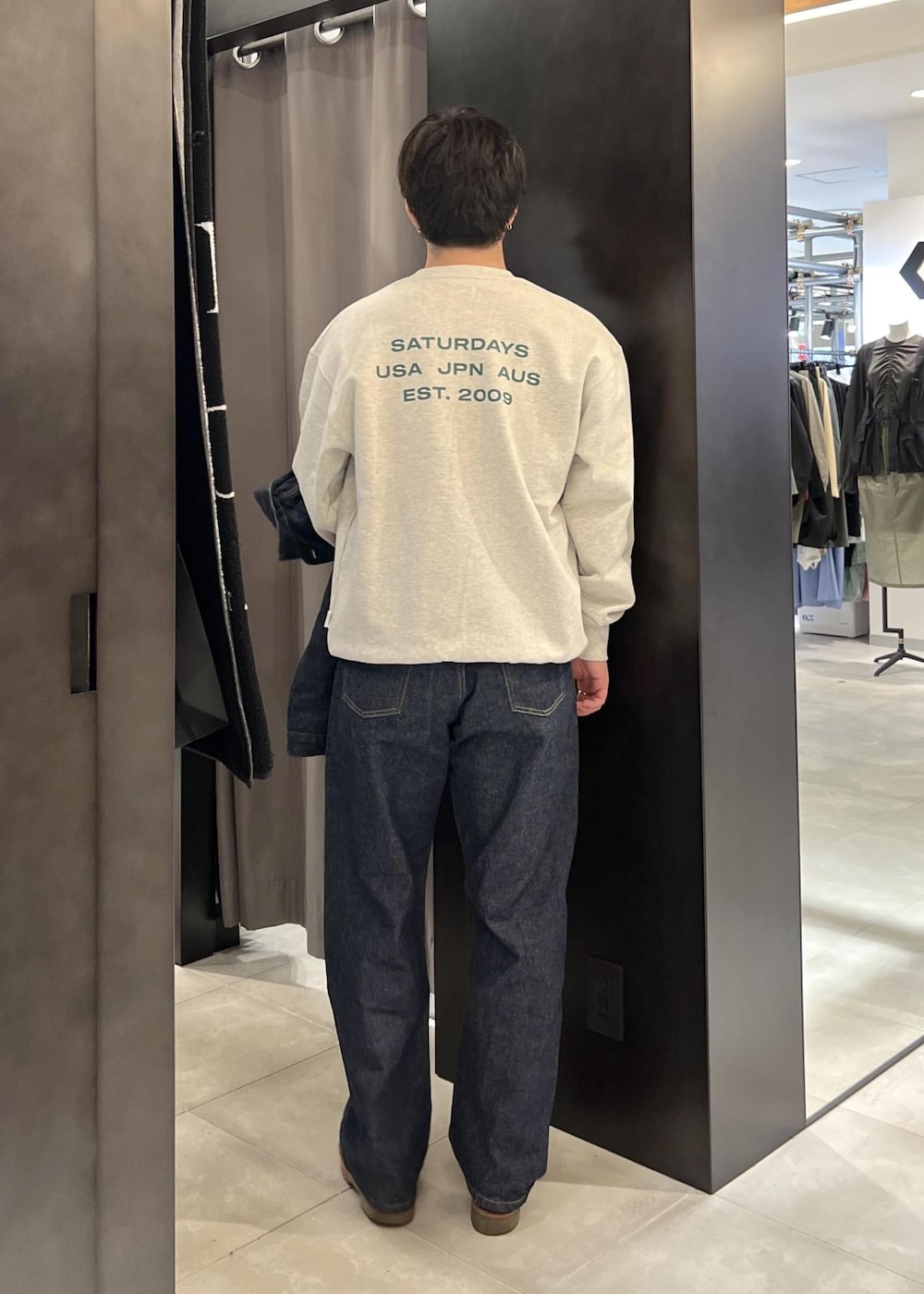 ブルー系のデニムパンツ、ブルー系のデニムジャケット、グレー系のスウェットを着用したメンズの冬コーディネートの8枚目の写真