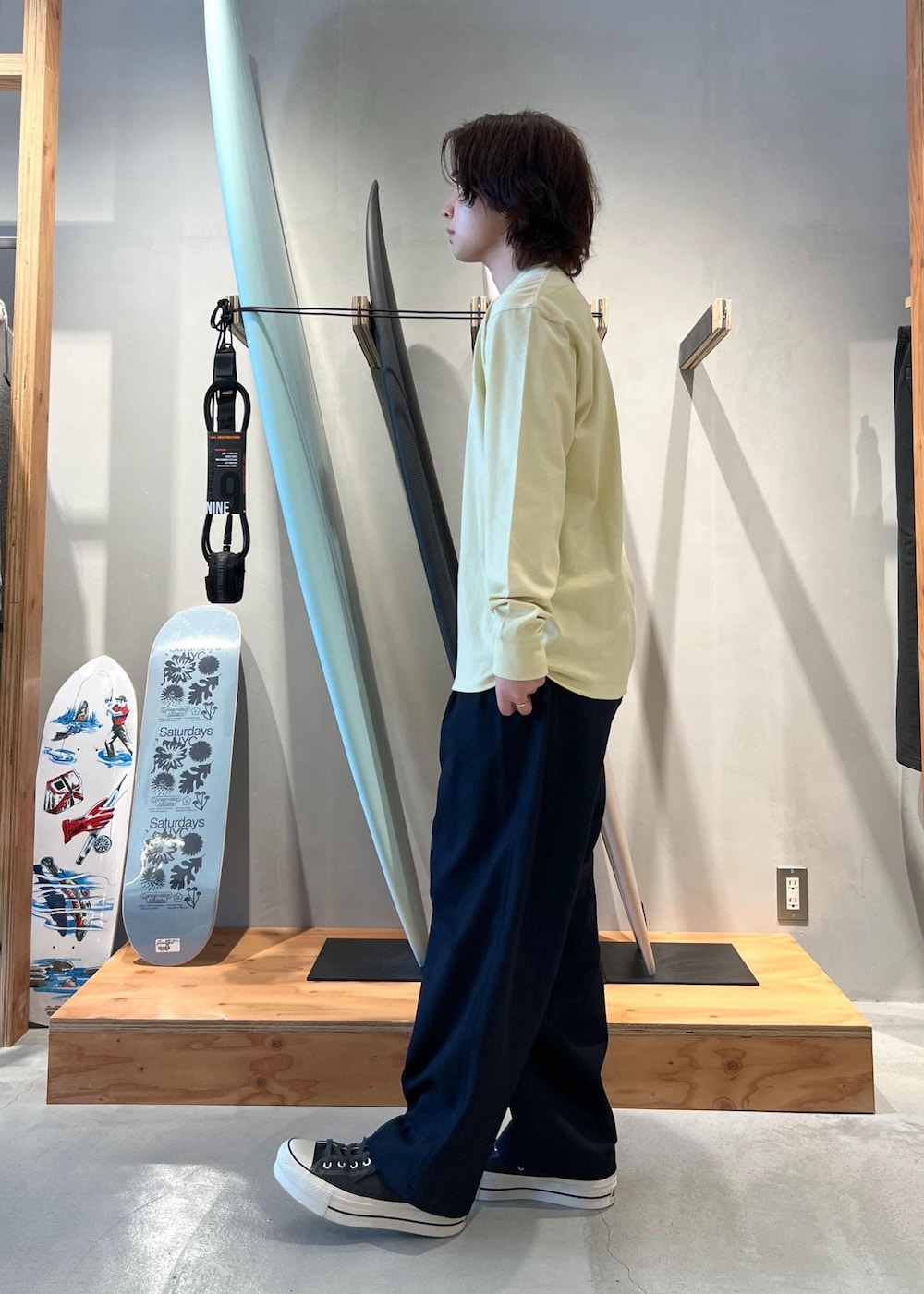 「ロングスリーブTシャツ、ロンT、ミラスタ、ミラスタTシャツ、ミラスタT、サタデーズ、サタデーズニューヨーク、サタデーズニューヨークシティ、京都、Saturdays NYC、初春コーデ、春コーデ、デートコーデ、お出かけコーデ、フェスコーデ」｜「Saturdays NYCのGeorge Twill Wide Pant（その他パンツ、ブルー系）」を使った、kippeiさん（メンズ・170cm）の春コーディネートの4枚目の写真