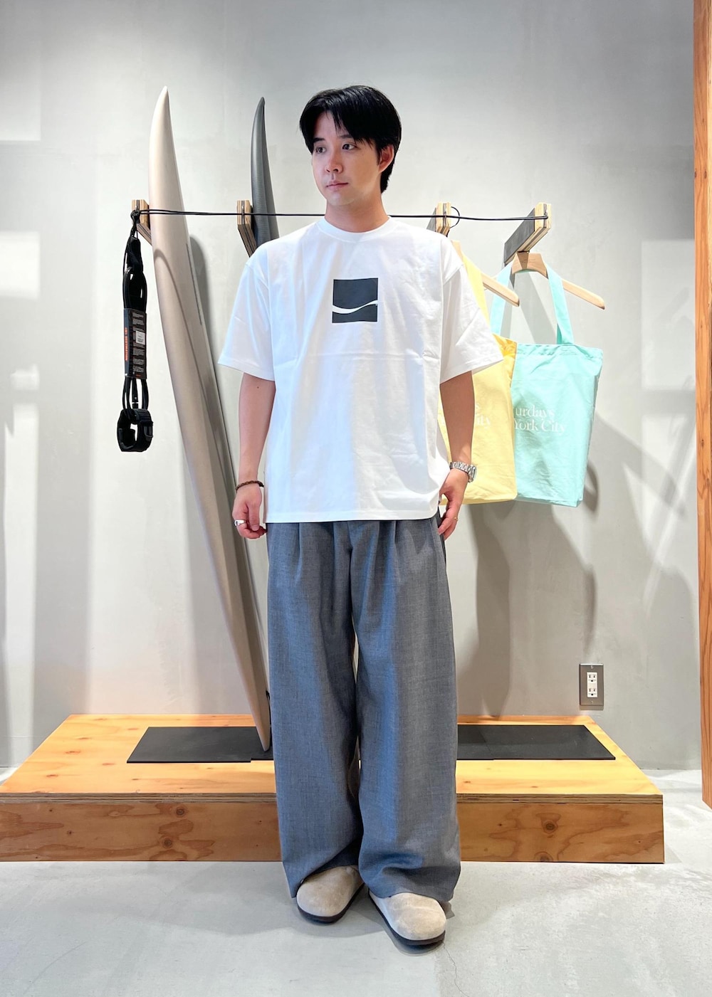 ホワイト系のTシャツ/カットソーを着用したメンズの夏コーディネートの2枚目の写真
