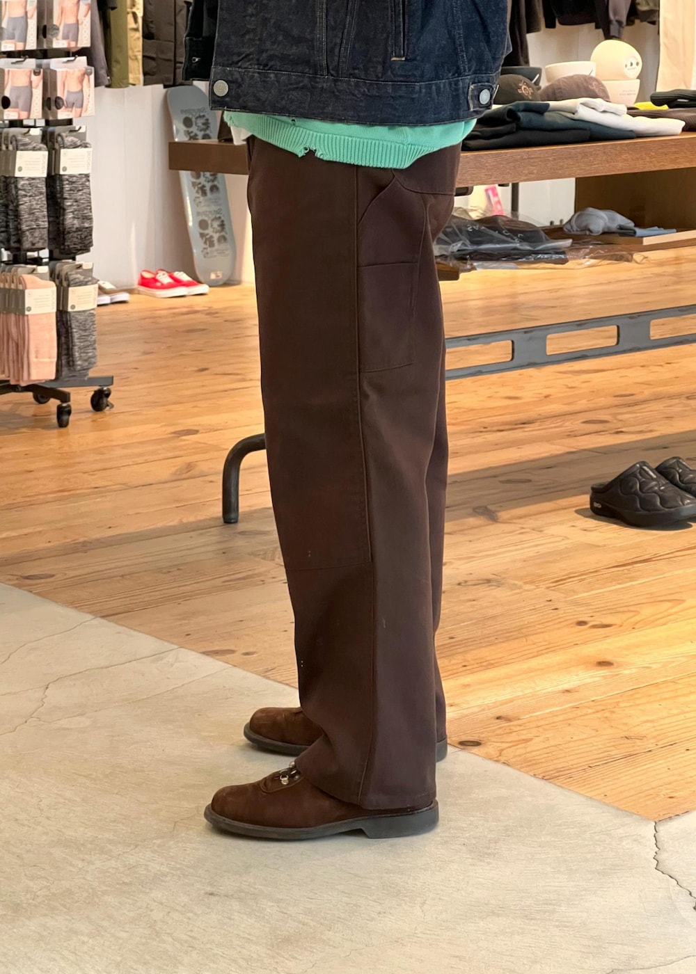 ブルー系のデニムジャケット、ブルー系のニット/セーター、ブラウン系のその他パンツを着用したメンズの冬コーディネートの8枚目の写真