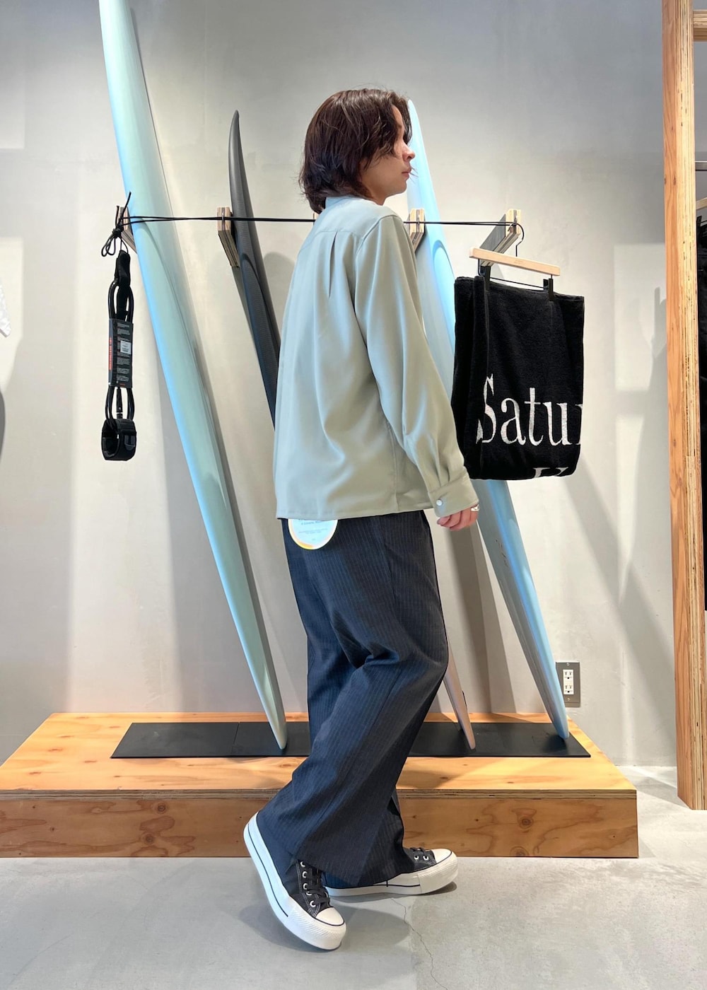 「シャツ、オープンカラーシャツ、開襟シャツ、dickies、ディッキーズ、ディッキーズコラボ、スラックス、京都、Saturdays NYC、初春コーデ、春コーデ、初夏コーデ、デートコーデ、お出かけコーデ、旅行コーデ」｜「Saturdays NYCのMarco Peach Skin Open Collar LS Shirt（シャツ/ブラウス、グリーン系）」を使った、kippeiさん（メンズ・170cm）の春コーディネートの4枚目の写真