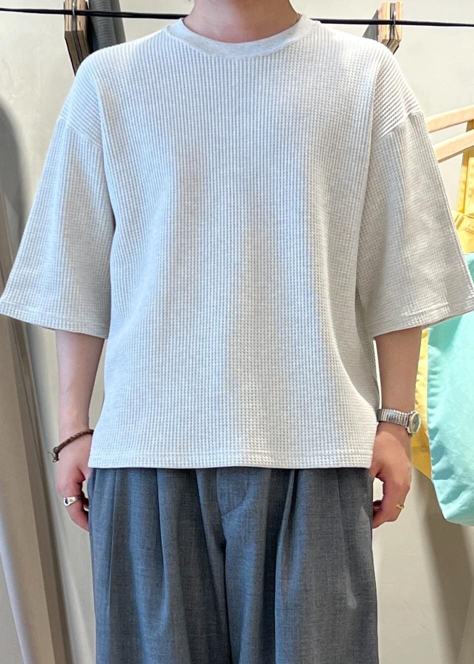 「初春コーデ、春コーデ、初夏コーデ、夏コーデ、デートコーデ、お出かけコーデ、アウトドアコーデ、フェスコーデ、カジュアルコーデ、シンプルコーデ、きれいめコーデ、ベーシック」｜「Saturdays NYCのWaffle 1/2 Sleeve Tee（Tシャツ/カットソー、グレー系）」を使った、kippeiさん（メンズ・170cm）の春コーディネートの7枚目の写真