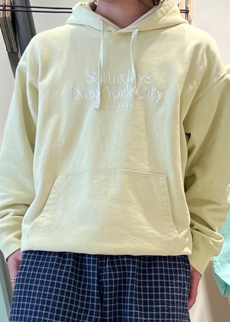 「フーディー、パーカー、パーカ、ミラスタ、ハーフパンツ、グラミチ、ソックス、京都、Saturdays NYC、初春コーデ、春コーデ、デートコーデ、お出かけコーデ、旅行コーデ、アウトドアコーデ」｜「Saturdays NYCのLOGO SOCK（ソックス/靴下、ホワイト系）」を使った、kippeiさん（メンズ・170cm）の春コーディネートの6枚目の写真