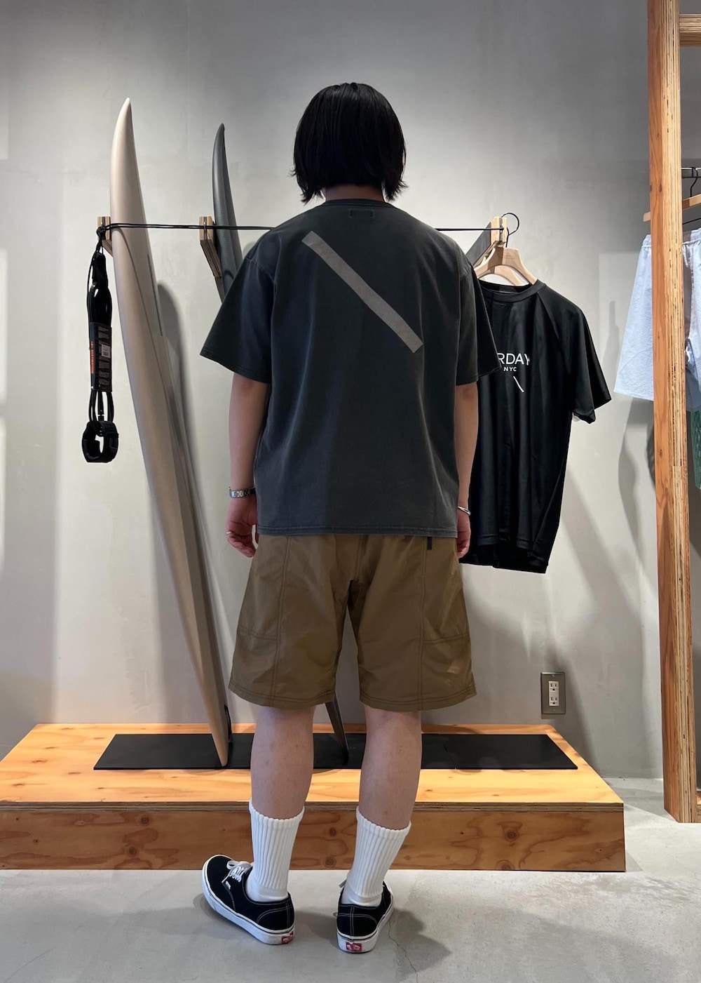 「Tシャツ、ピグメントダイ加工、ハーフパンツ、ショーツ、グラミチ、SALE、京都、Saturdays NYC、初夏コーデ、夏コーデ、デートコーデ、お出かけコーデ、旅行コーデ、アウトドアコーデ、フェスコーデ」｜「Saturdays NYCのGramicci & Saturdays NYC Nylon Short（その他パンツ、ブラウン系）」を使った、kippeiさん（メンズ・170cm）の夏コーディネートの5枚目の写真