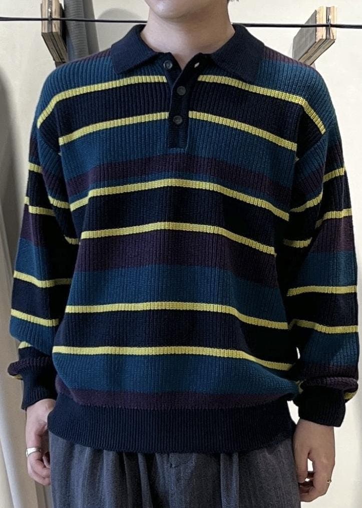 ブルー系のニット/セーター、グレー系のその他パンツを着用したメンズの秋コーディネートの8枚目の写真