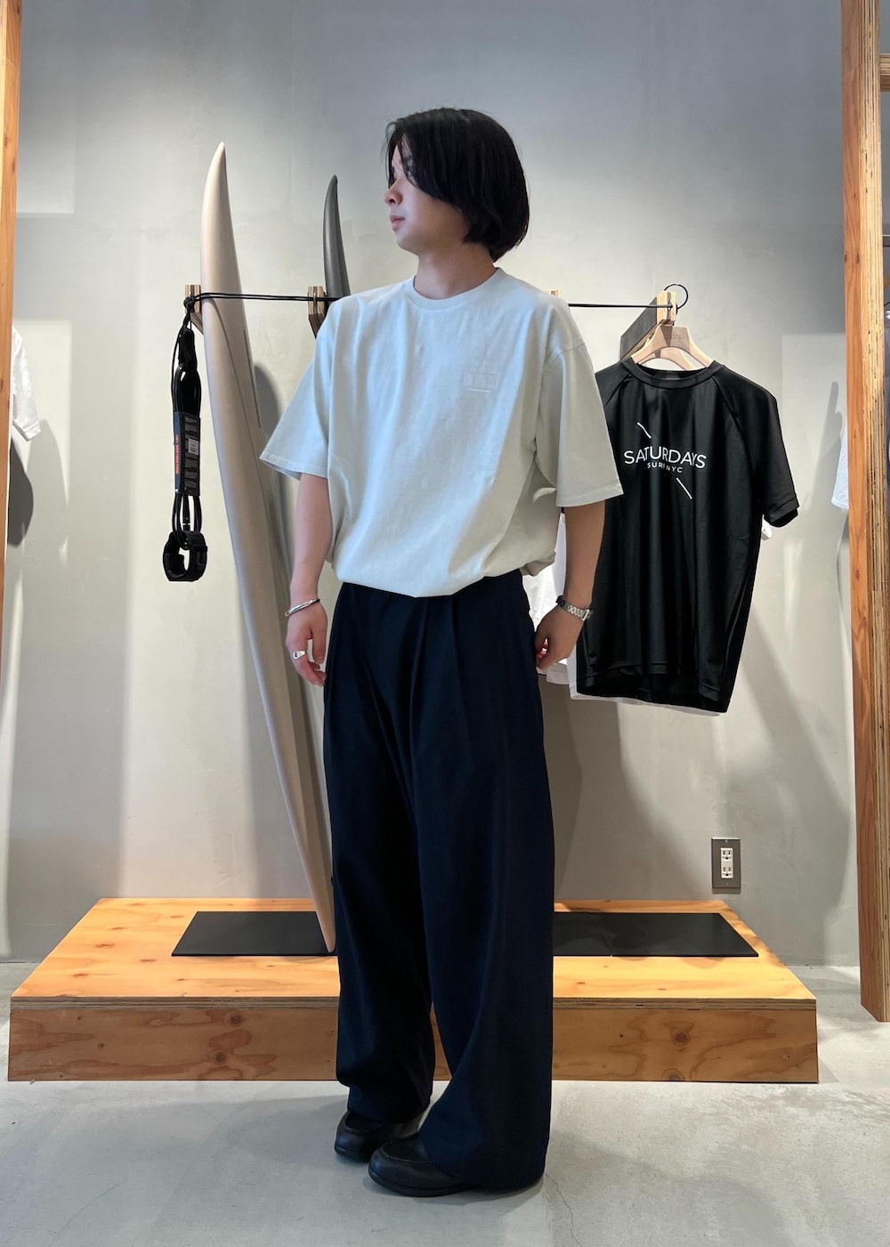 「Tシャツ、ピグメント、ピグメント加工、ピグメントTシャツ、スラックス、ワイドスラックス、京都、Saturdays NYC、春コーデ、初夏コーデ、夏コーデ、デートコーデ、お出かけコーデ、旅行コーデ、アウトドアコーデ」｜「Saturdays NYCのSlash Pigment Relax SS Tee（Tシャツ/カットソー、ホワイト系）」を使った、kippeiさん（メンズ・170cm）の夏コーディネートの3枚目の写真