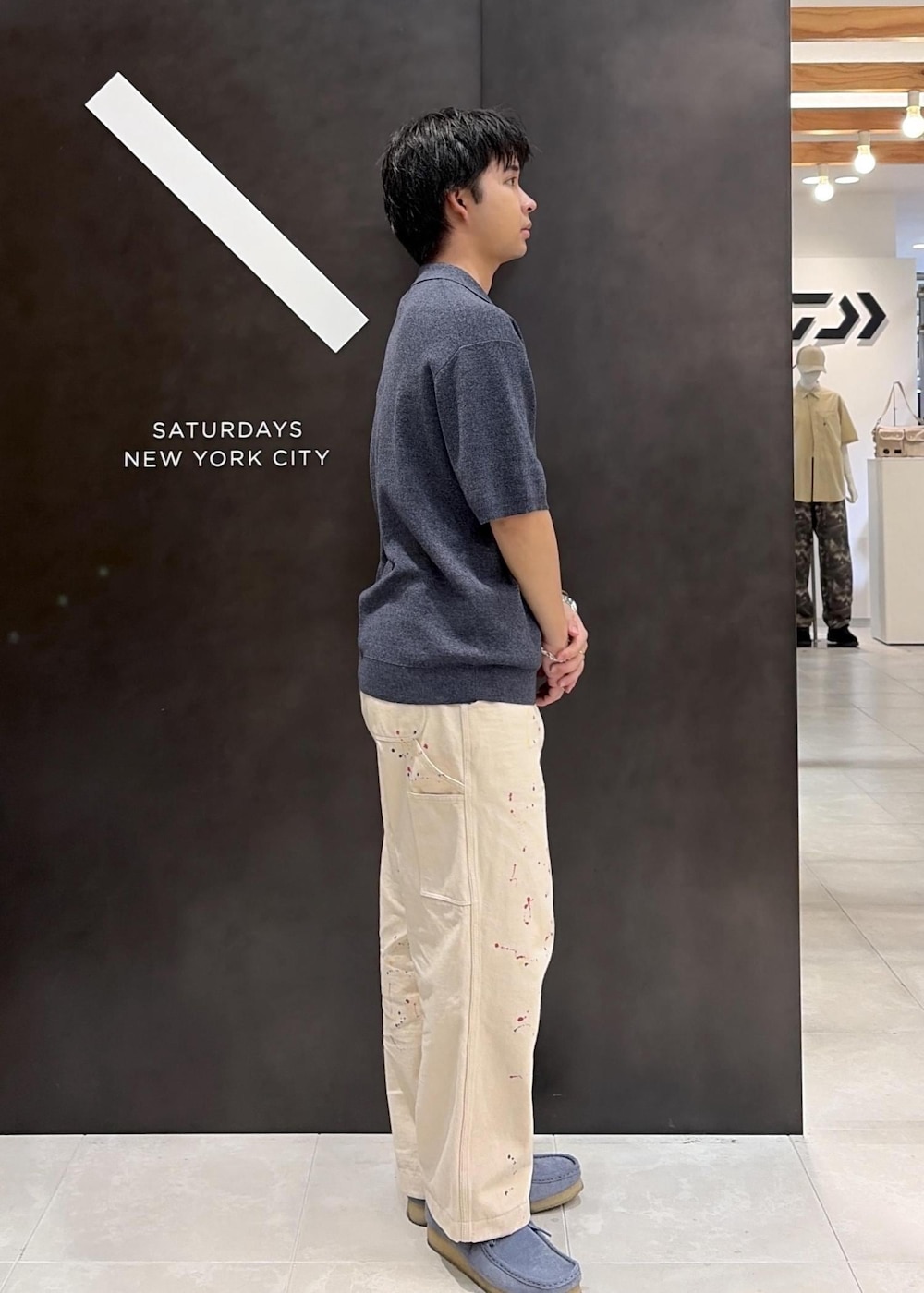 ホワイト系のその他パンツ、ブルー系のポロシャツを着用したメンズの夏コーディネートの3枚目の写真