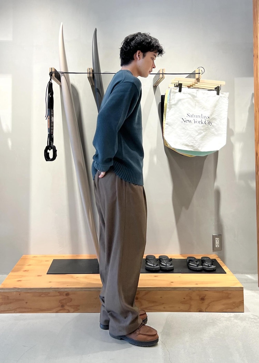 グリーン系のその他パンツ、グリーン系のニット/セーターを着用したメンズの秋コーディネートの4枚目の写真