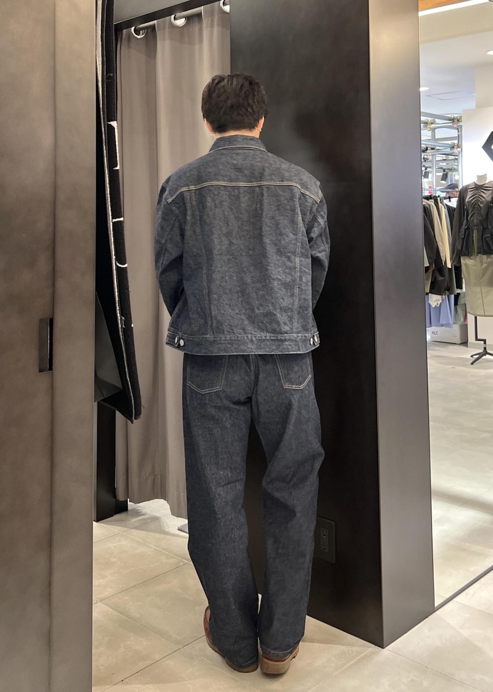 ブルー系のデニムパンツ、ブルー系のデニムジャケットを着用したメンズの冬コーディネートの7枚目の写真