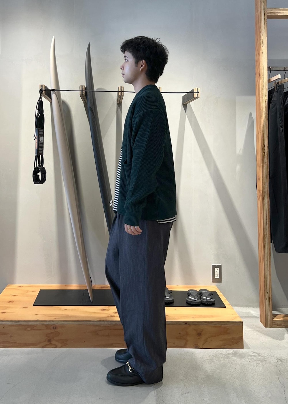 グリーン系のカーディガン/ボレロ、グレー系のその他パンツ、ホワイト系のTシャツ/カットソーを着用したメンズの秋コーディネートの6枚目の写真