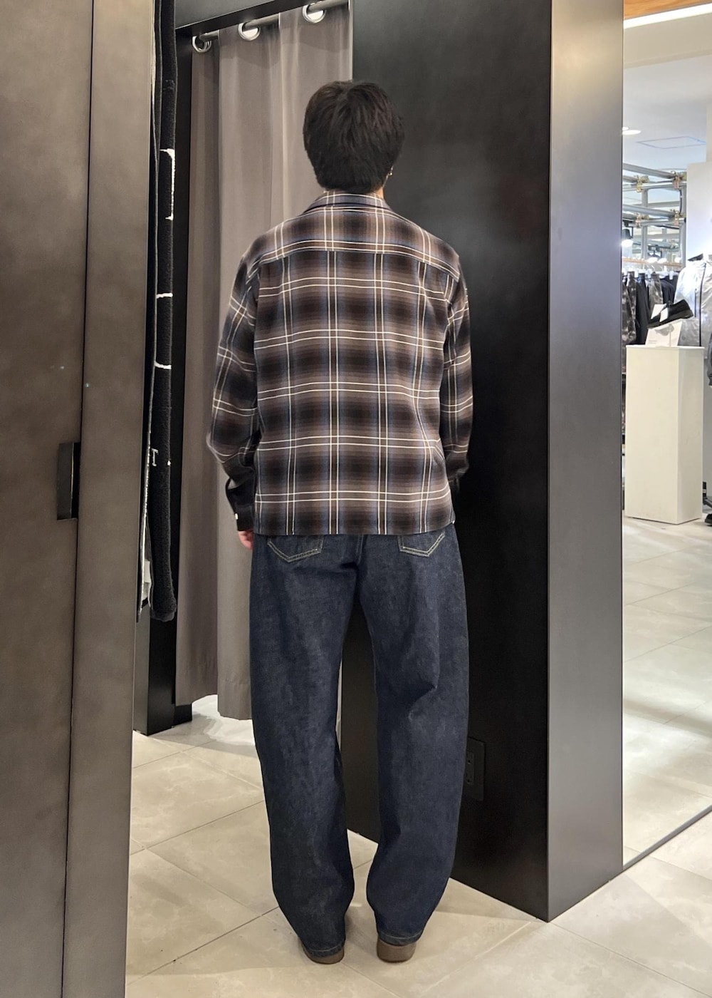 ブルー系のデニムパンツ、ブルー系のシャツ/ブラウスを着用したメンズの春コーディネートの7枚目の写真