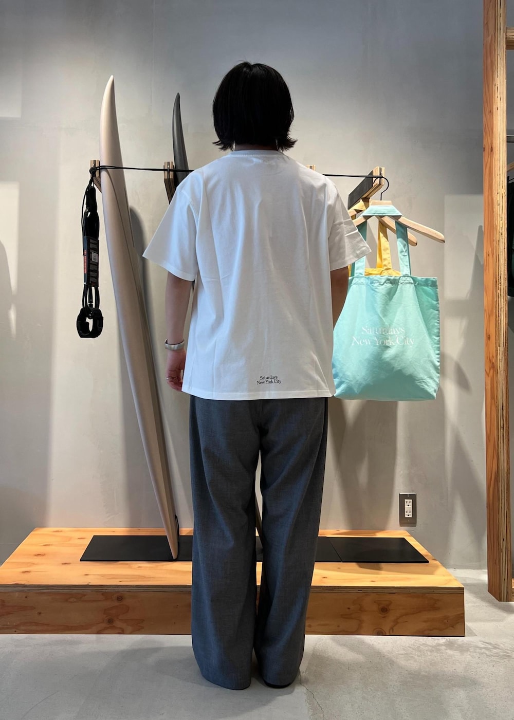 「Tシャツ、白Tシャツ、白T、スラックス、ワイドスラックス、京都、Saturday NYC、春コーデ、初夏コーデ、夏コーデ、デートコーデ、お出かけコーデ、旅行コーデ、アウトドアコーデ、フェスコーデ」｜「Saturdays NYCのCrosby Standard SS Tee（Tシャツ/カットソー、ホワイト系）」を使った、kippeiさん（メンズ・170cm）の夏コーディネートの3枚目の写真