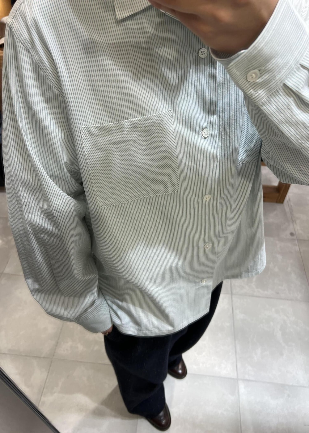 グリーン系のシャツ/ブラウスを着用したメンズの春コーディネートの8枚目の写真