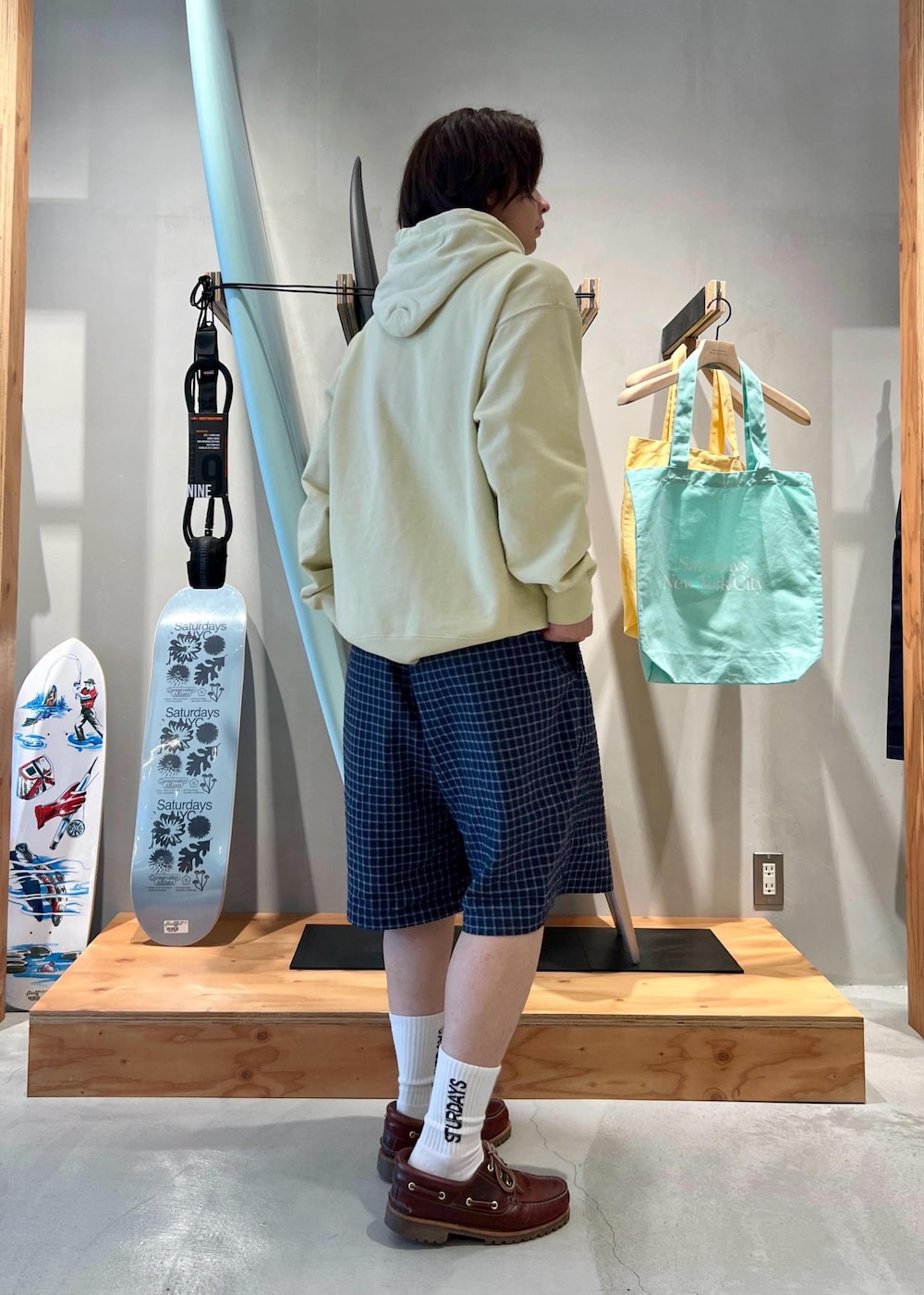 「フーディー、パーカー、パーカ、ミラスタ、ハーフパンツ、グラミチ、ソックス、京都、Saturdays NYC、初春コーデ、春コーデ、デートコーデ、お出かけコーデ、旅行コーデ、アウトドアコーデ」｜「Saturdays NYCのLOGO SOCK（ソックス/靴下、ホワイト系）」を使った、kippeiさん（メンズ・170cm）の春コーディネートの4枚目の写真