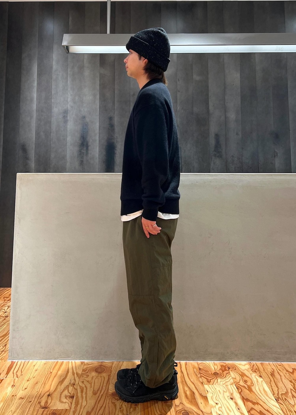 「ニット、黒ニット、FOXニット、トレーニングパンツ、カーキパンツ、ニット帽、ビーニー、シンプル、カジュアル、京都、初冬コーデ、冬コーデ、カジュアルコーデ、シンプルコーデ、Saturdays NYC」｜「Saturdays NYCのSNYC NEP BEANIE（ハット、ブラック系）」を使った、kippeiさん（メンズ・170cm）の冬コーディネートの4枚目の写真